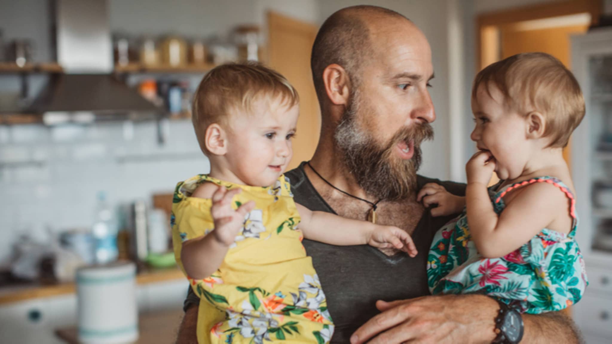 Ein Mann mit seinen Kindern, die am DAK Aktiv Bonus teilnehmen