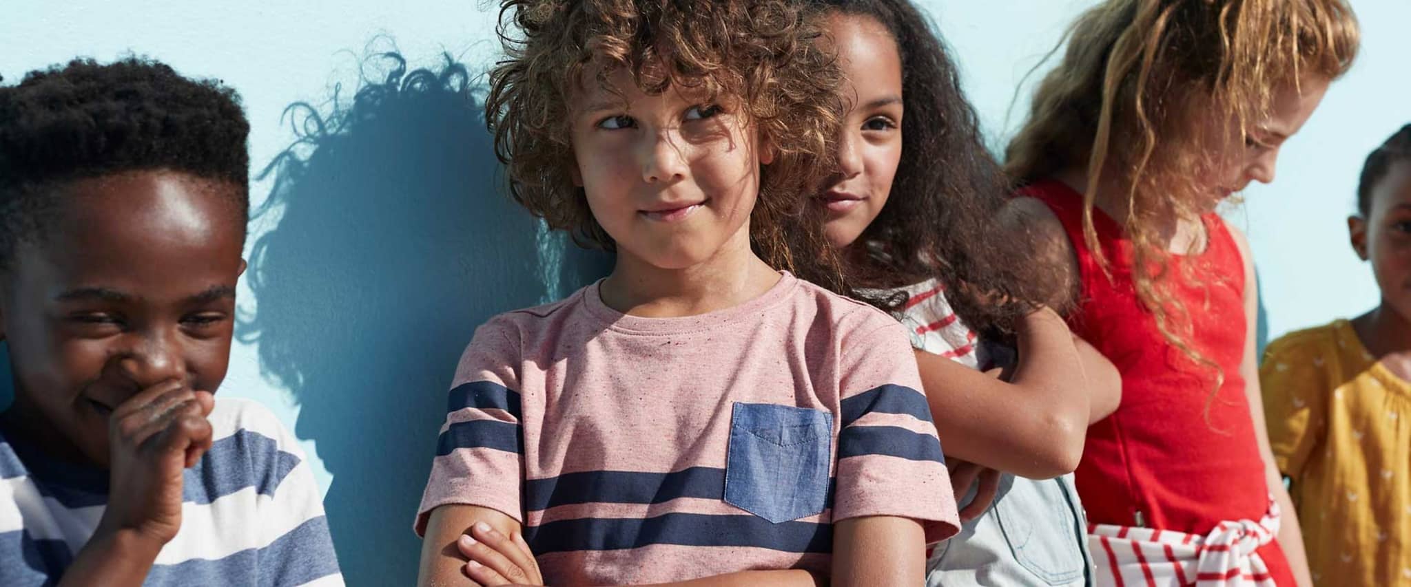 Kindervorsorge: Eine Gruppe Kinder zeigt sich gesund und glücklich