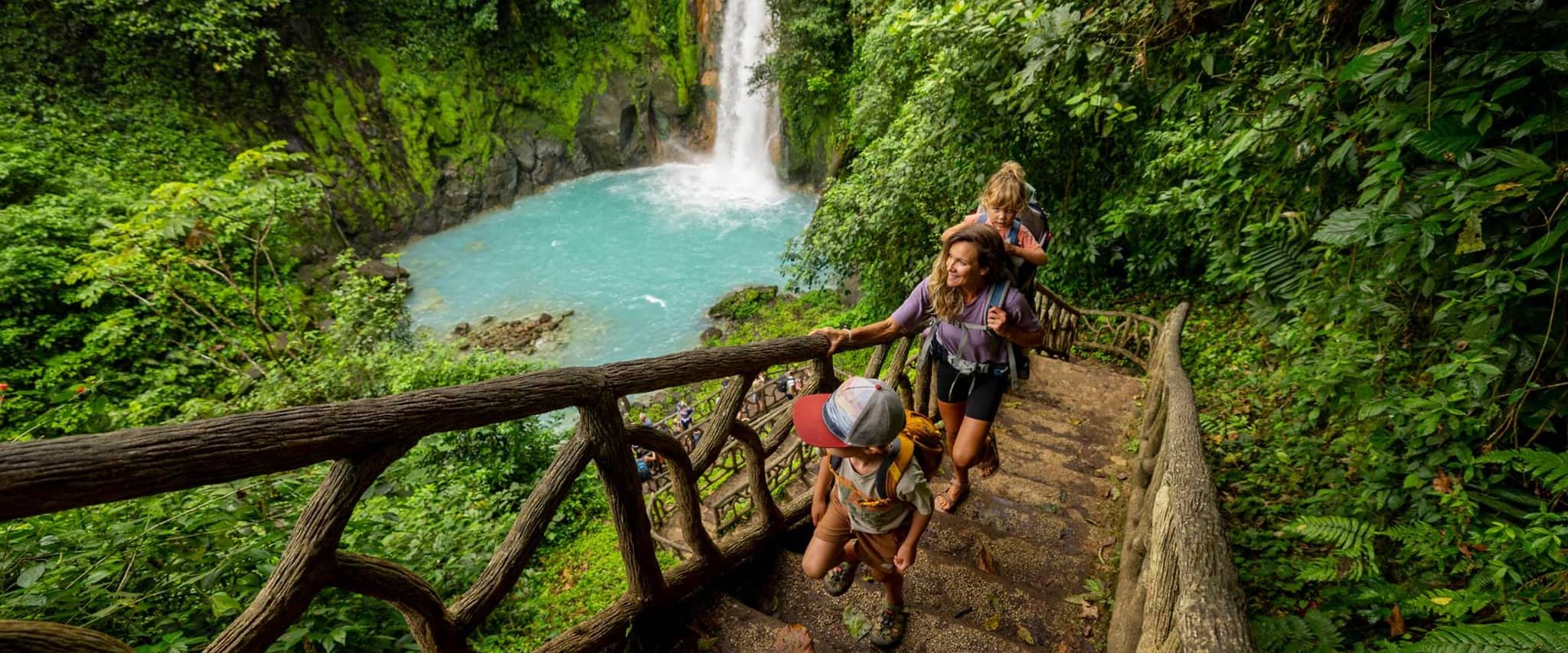 Familie besucht exotischen Ort: eine Reiseimpfung schützt
