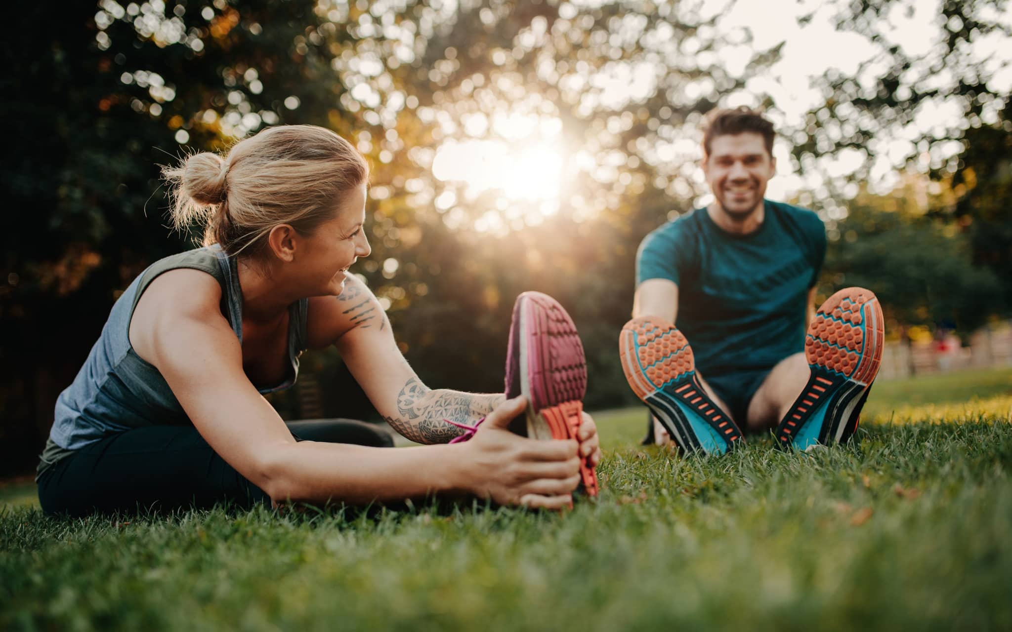 Symbolbild: ein Mann und eine Frau beim Sport im Freien