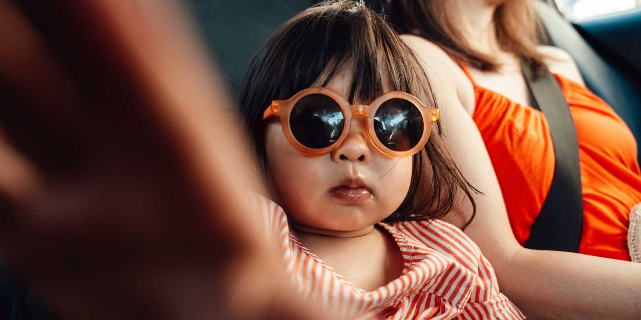 DAK AktivBonus Junior: Kleines Mädchen mit Sonnenbrille profitiert vom Bonusprogramm für Kinder.