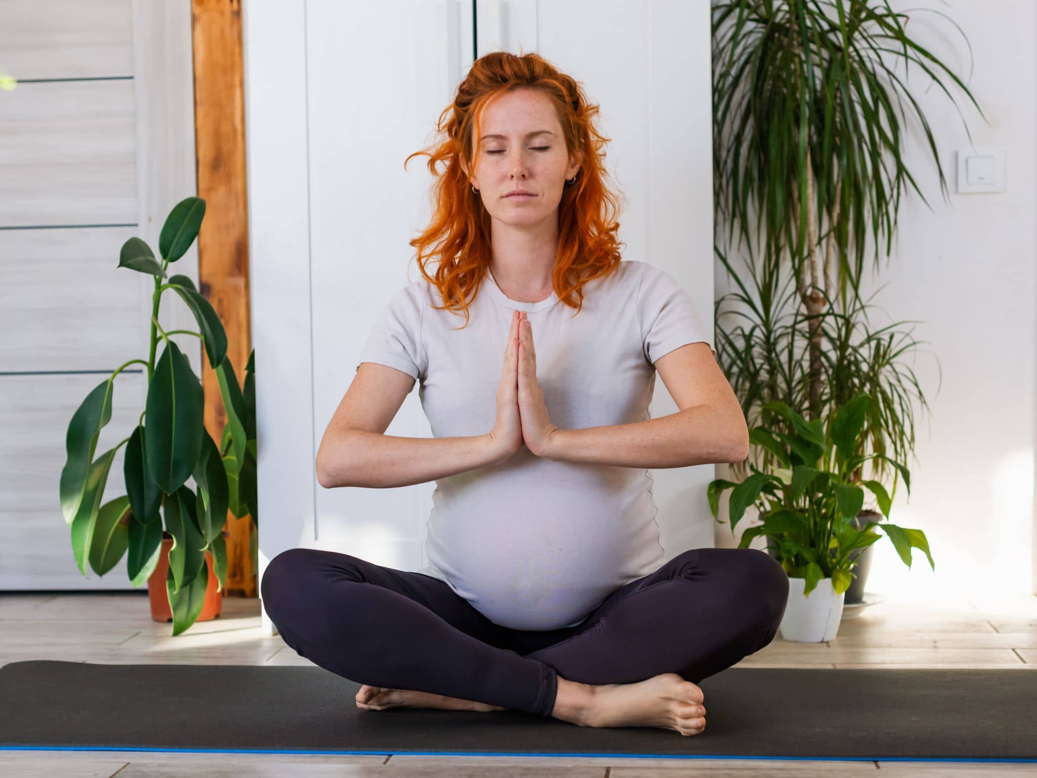 Schwangerschaftsyoga: Eine Schwangere praktiziert Yoga