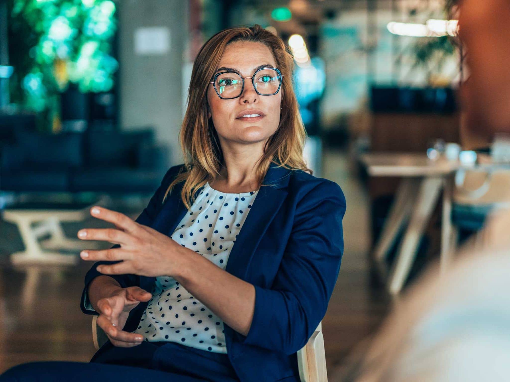 Symbolbild Burstkrebs: Frau im Gespräch