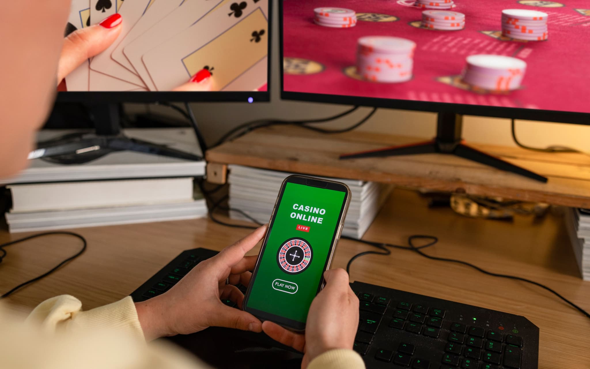 Spielsüchtiger Jugendlicher sitzt am Schreibtisch und spielt verschiedene Online-Spiele