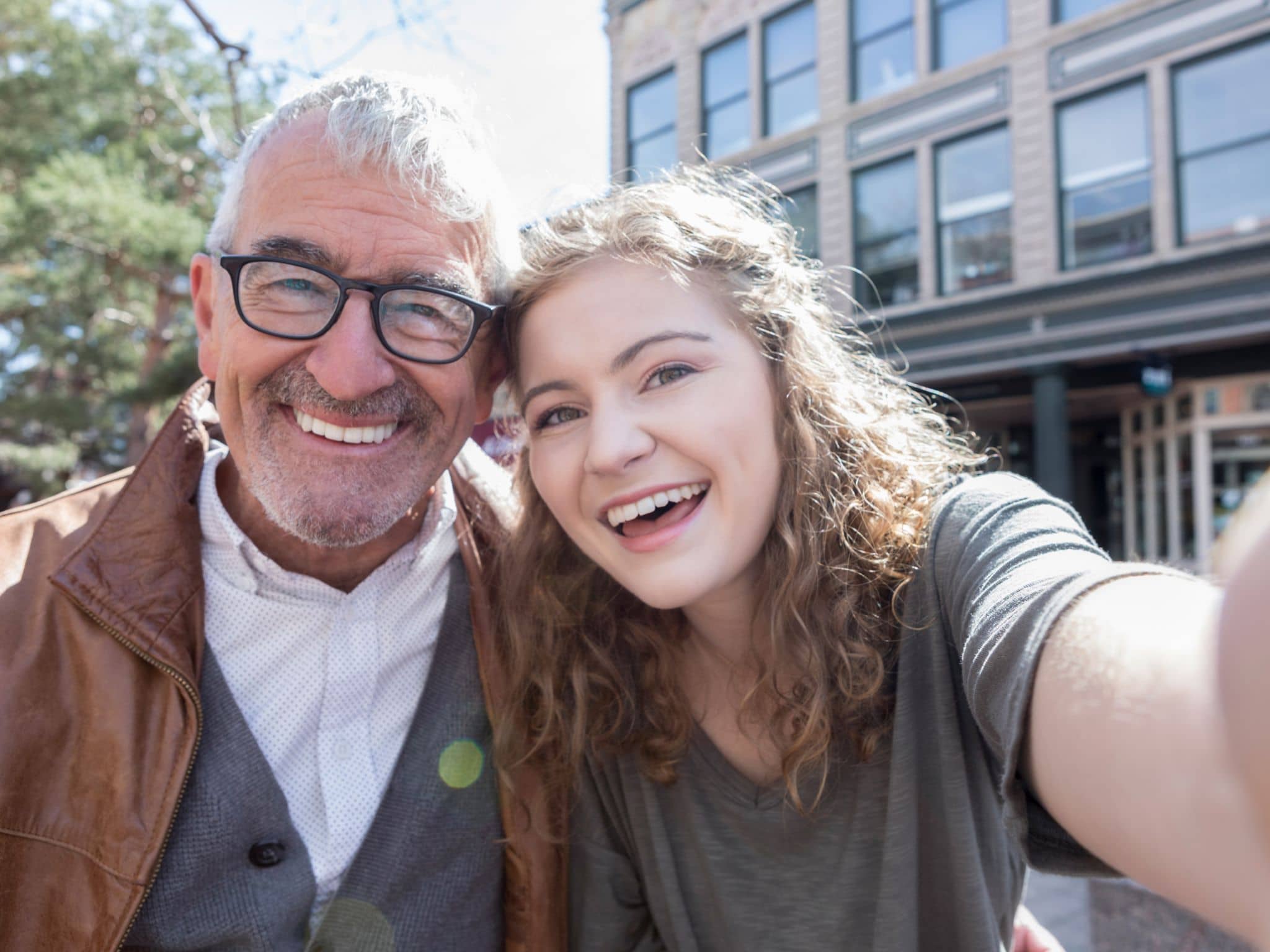 Eine Enkelin macht ein Selfie mit ihrem coolen Großvater