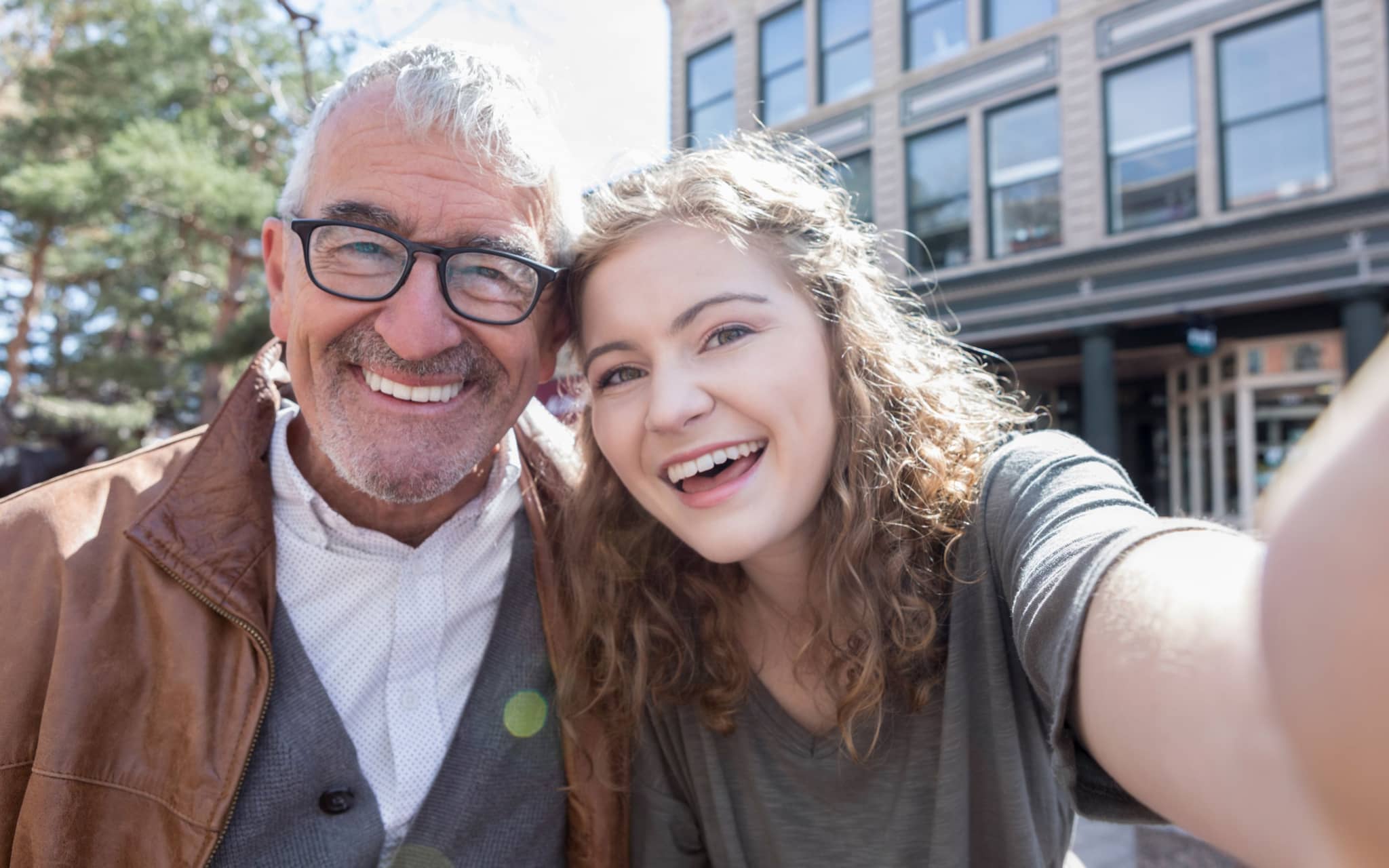 Eine Enkelin macht ein Selfie mit ihrem coolen Großvater