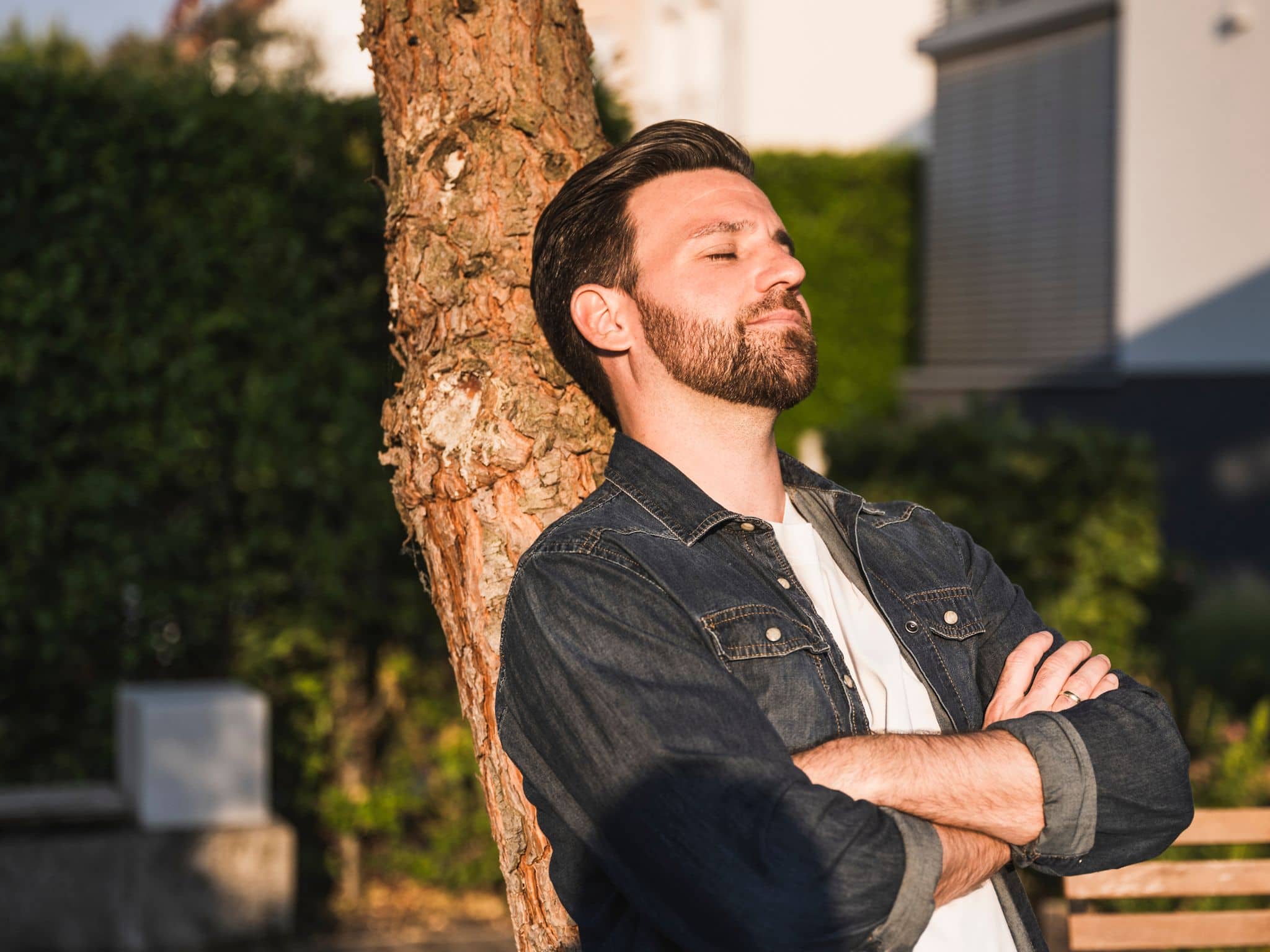 Resilienz lernen – ein Mann steht gefestigt und entspannt im Abendlicht