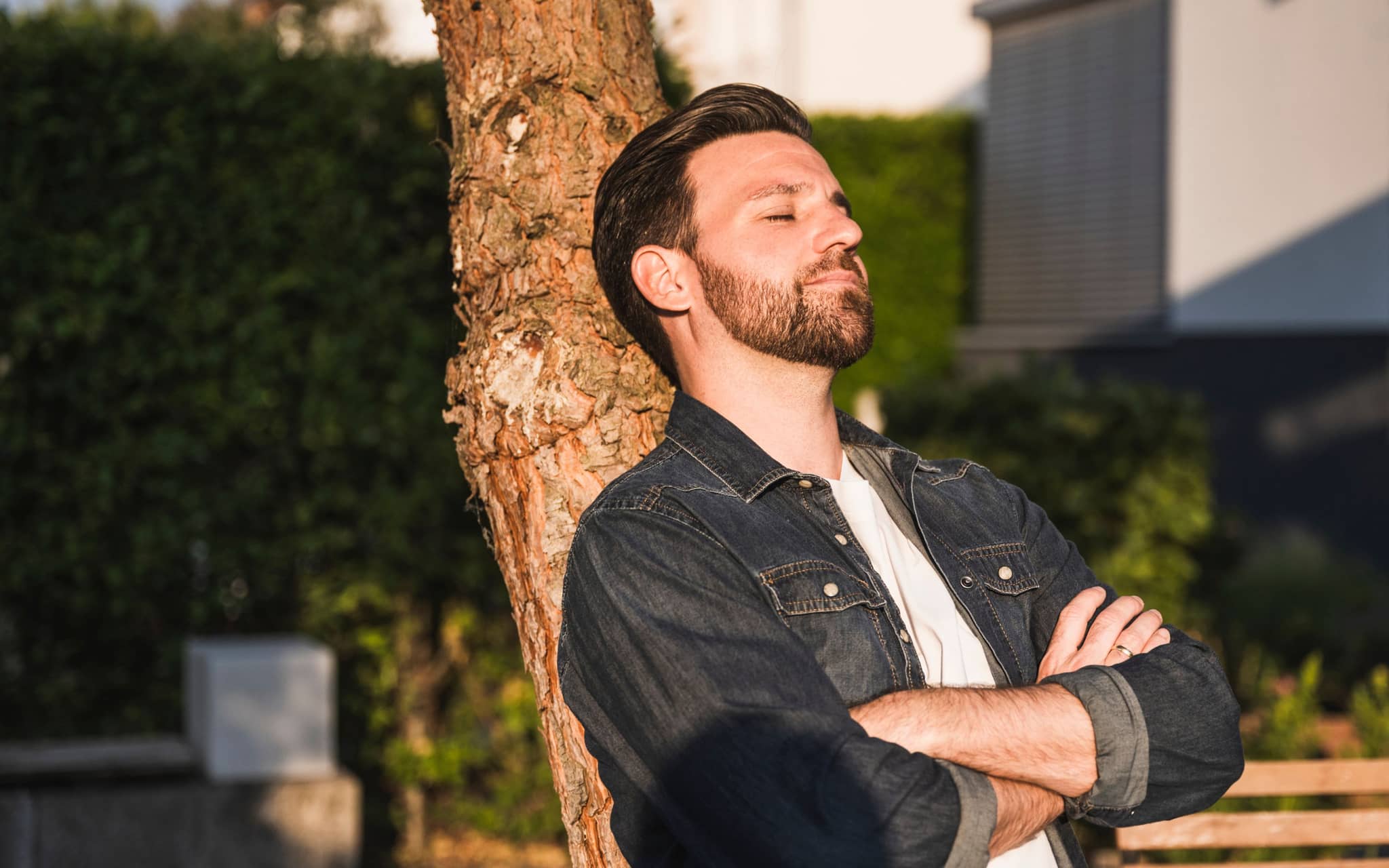 Resilienz lernen – ein Mann steht gefestigt und entspannt im Abendlicht