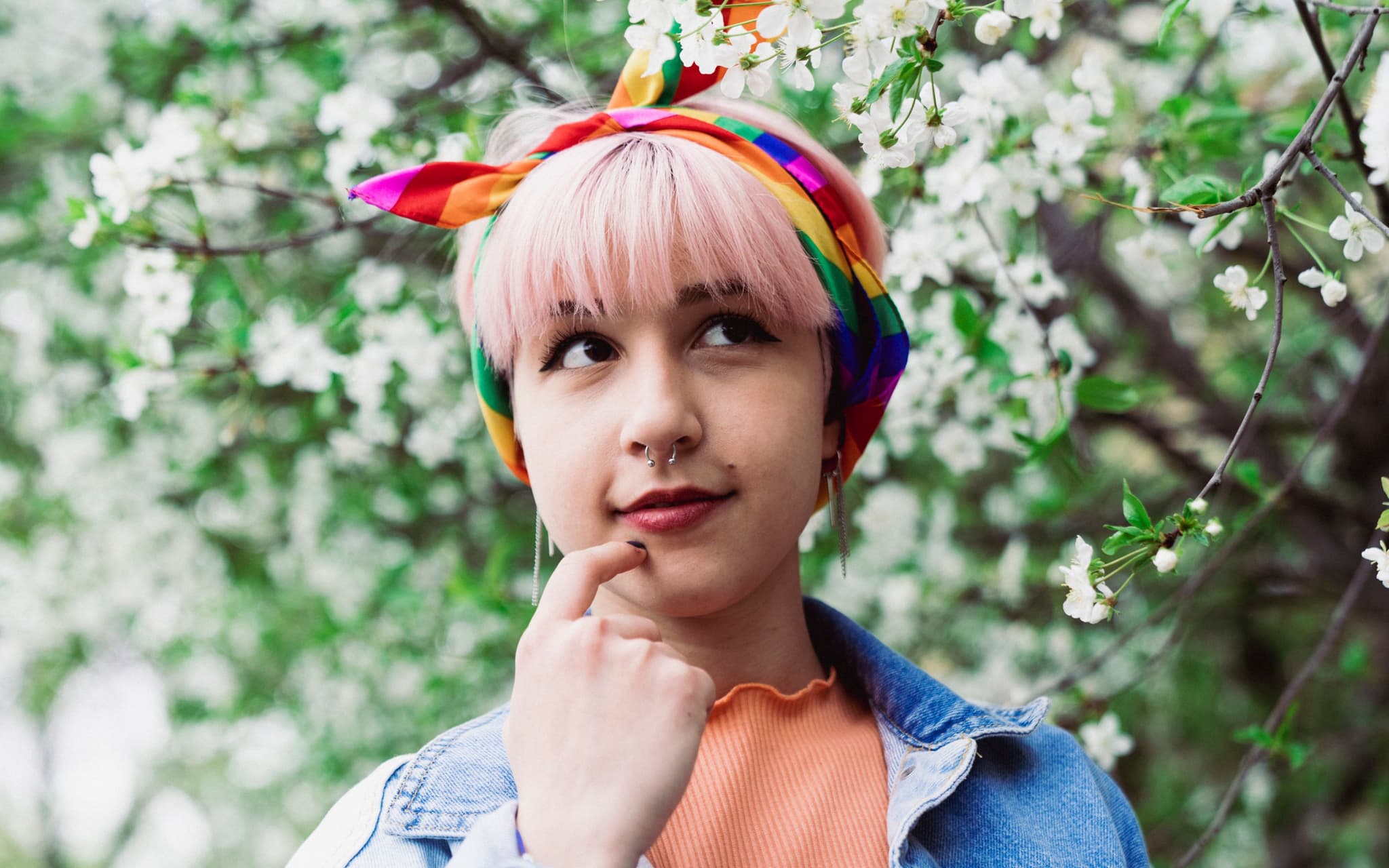 Asexualität: Eine junge Frau mit Pride-Fahne