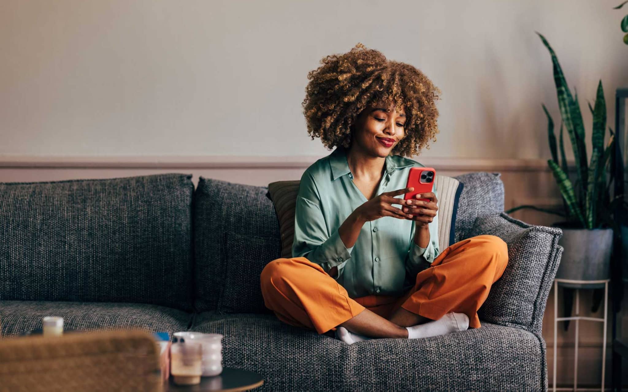 Symbolbild GesundheitsID: Frau am Smartphone