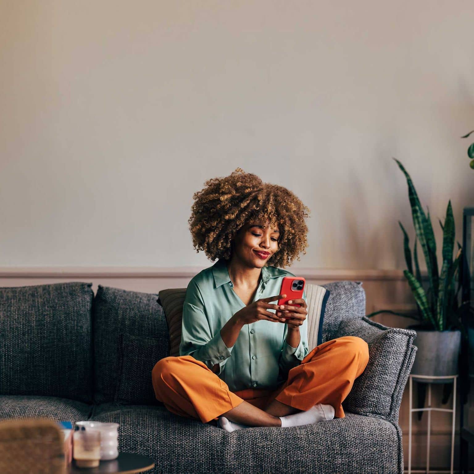 Symbolbild GesundheitsID: Frau am Smartphone