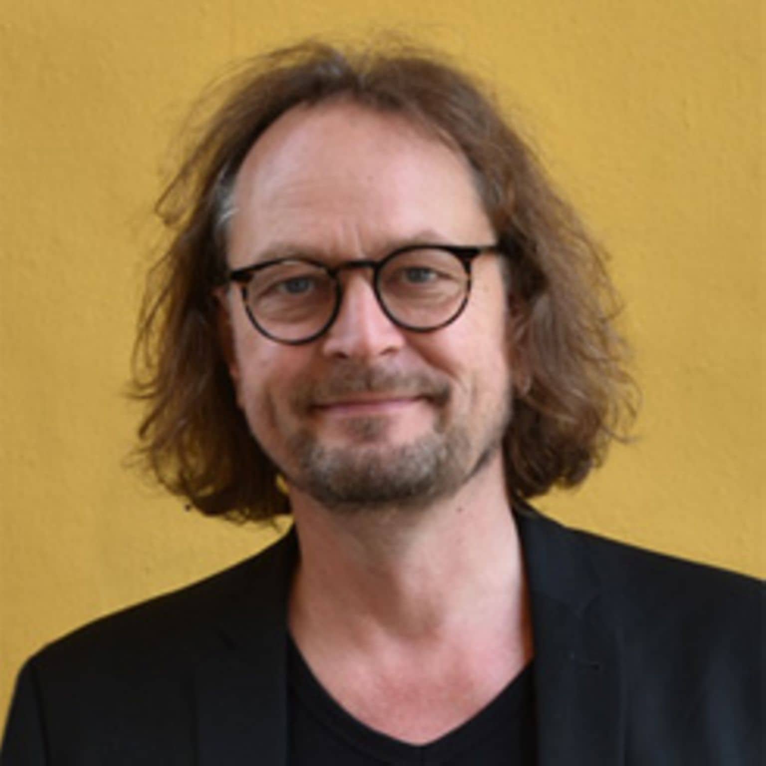 Porträtfoto von Prof. Dr. Manfred Hülsken-Giesler