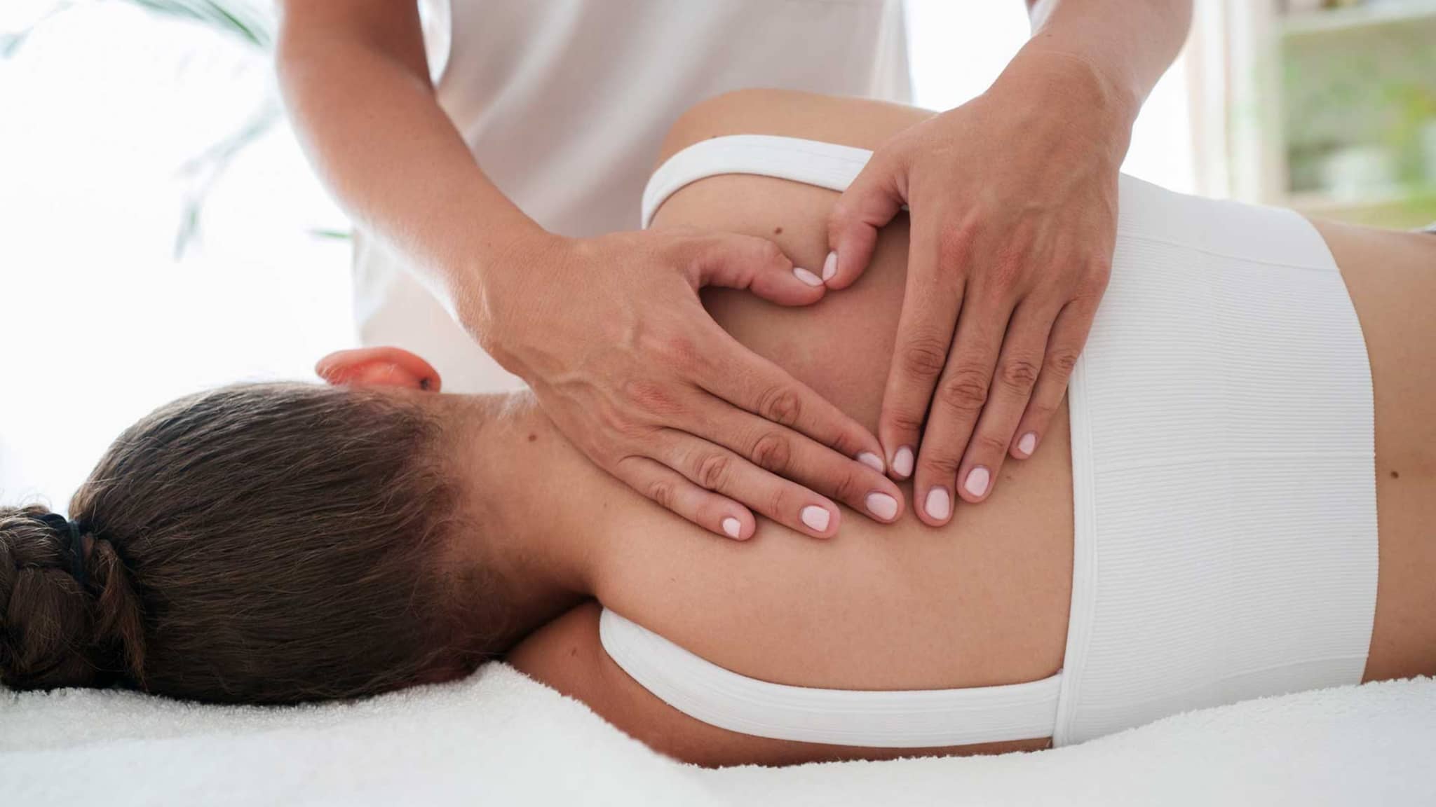 Symbolbild Osteopathie: Frau wird behandelt