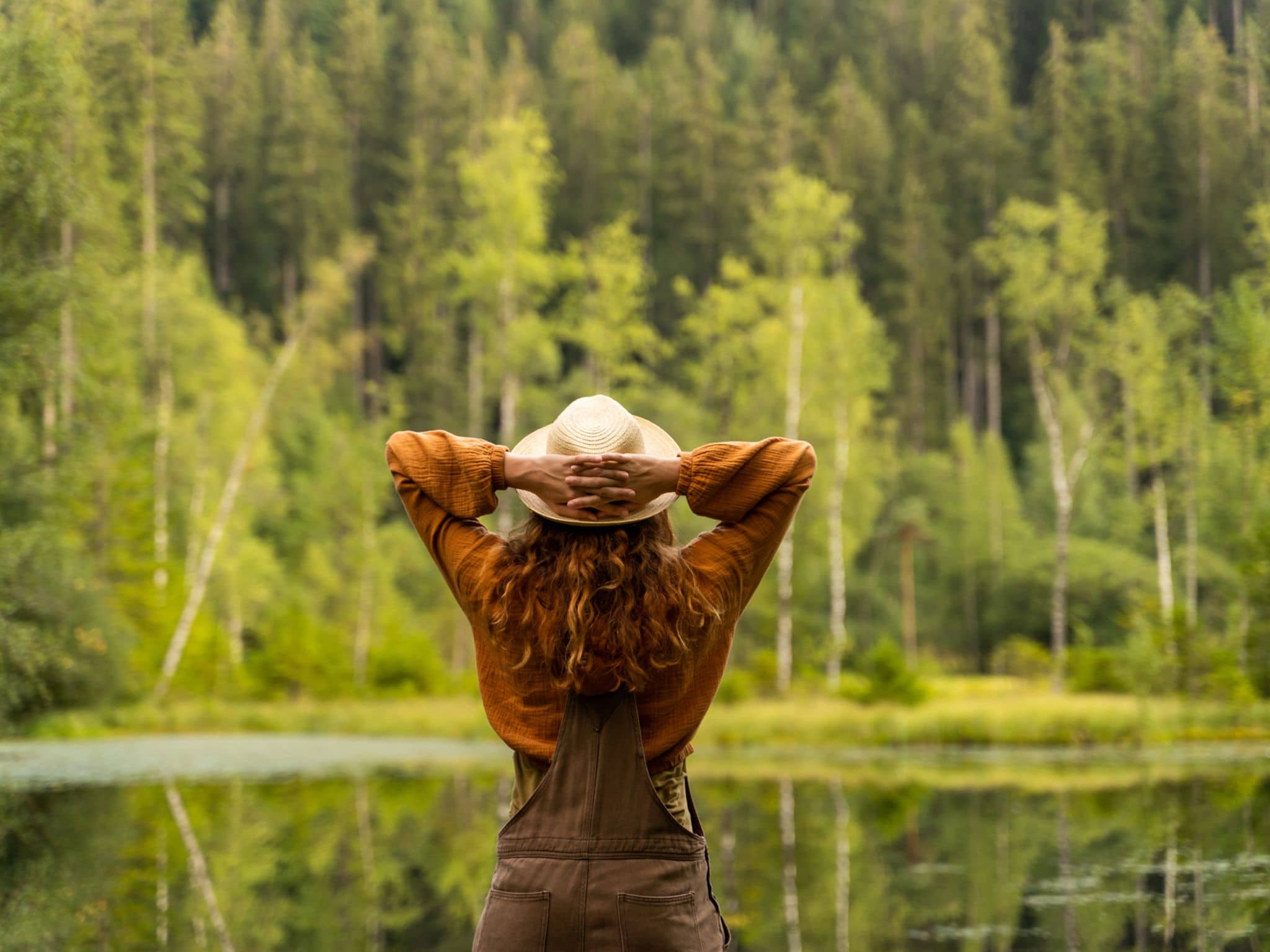 Fit&Travel: Back view portrait of a woman in the forest.