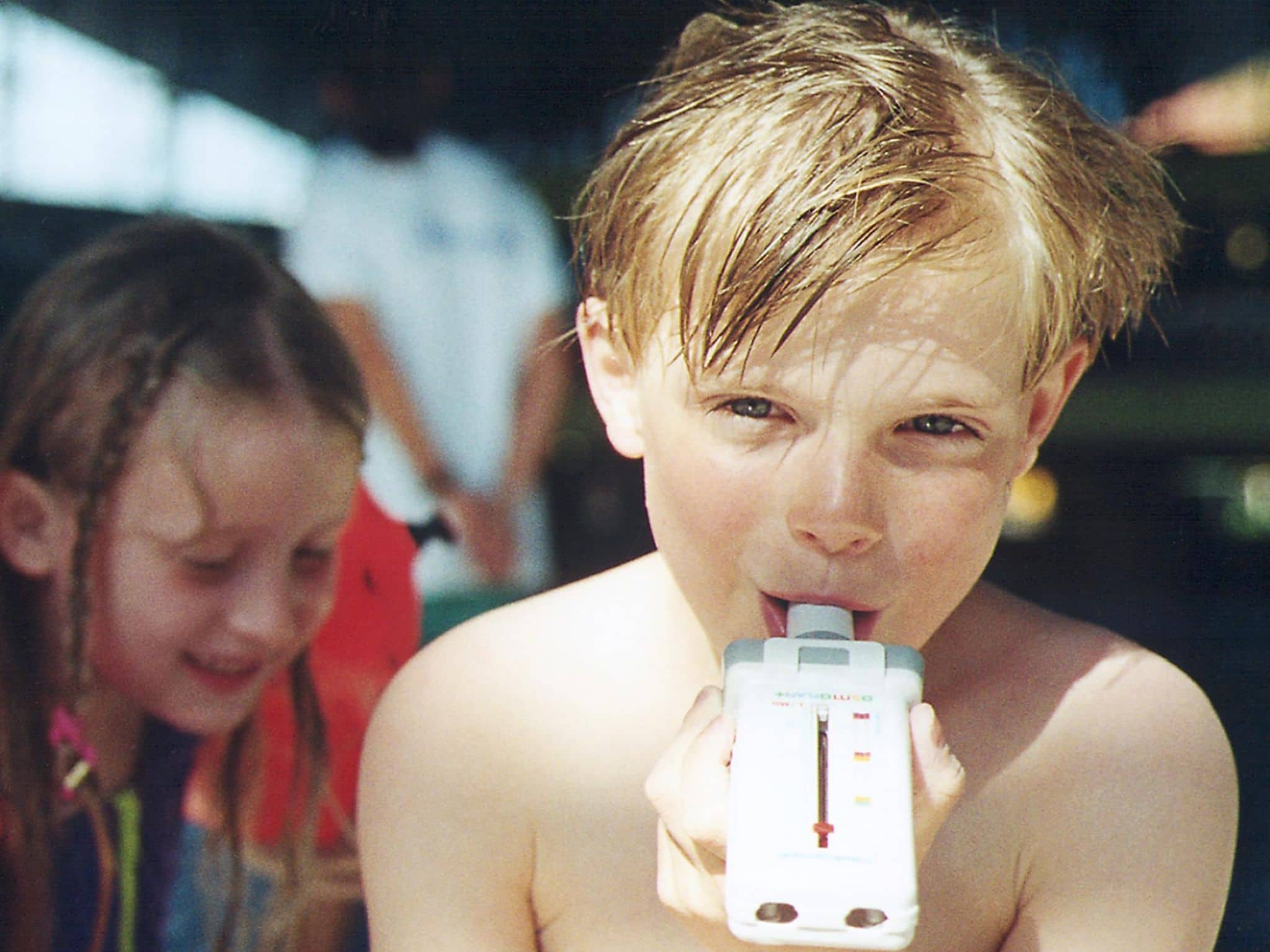 Luftbelastung: Ein Kind pustet in ein Messgerät.