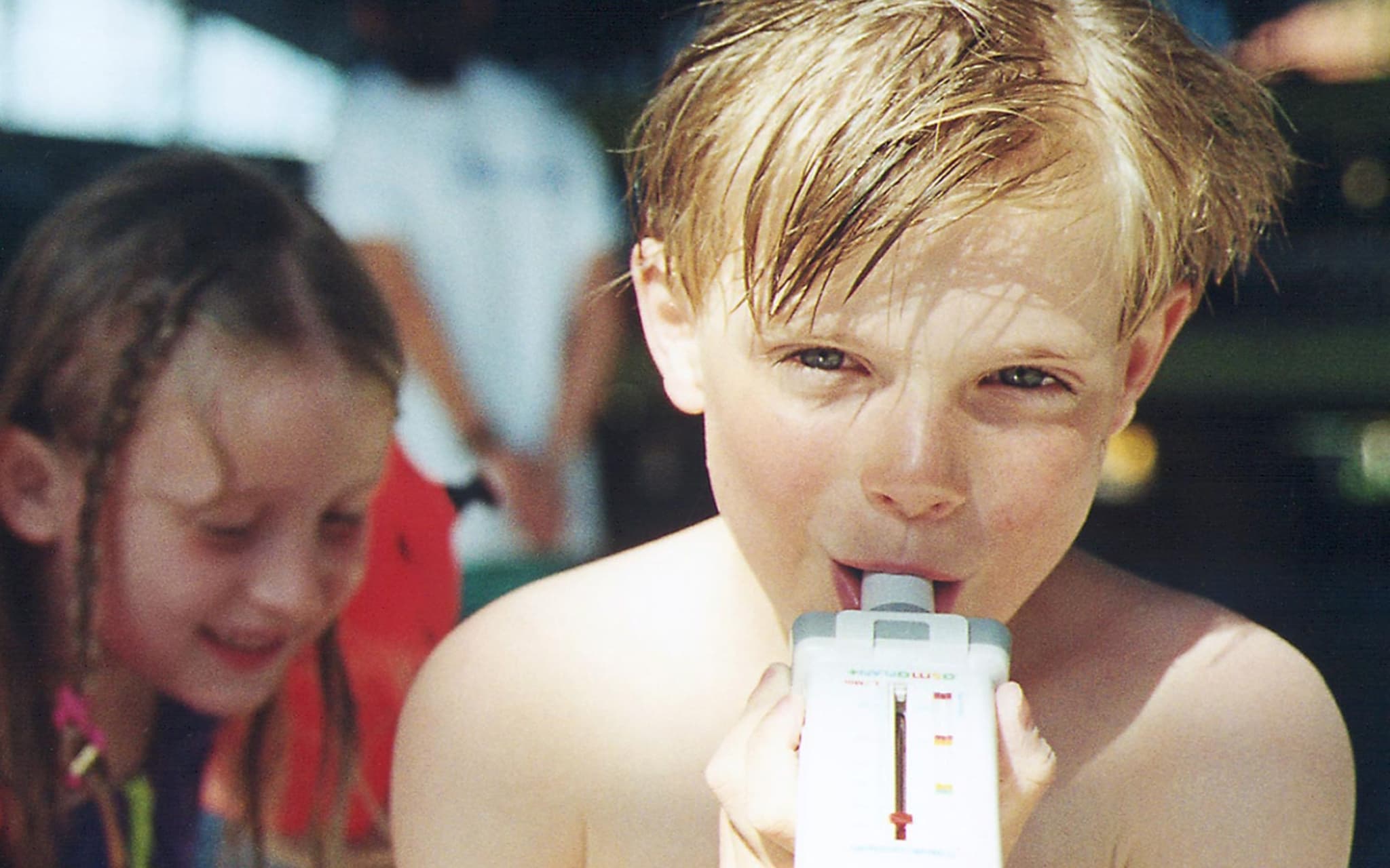 Luftbelastung: Ein Kind pustet in ein Messgerät.