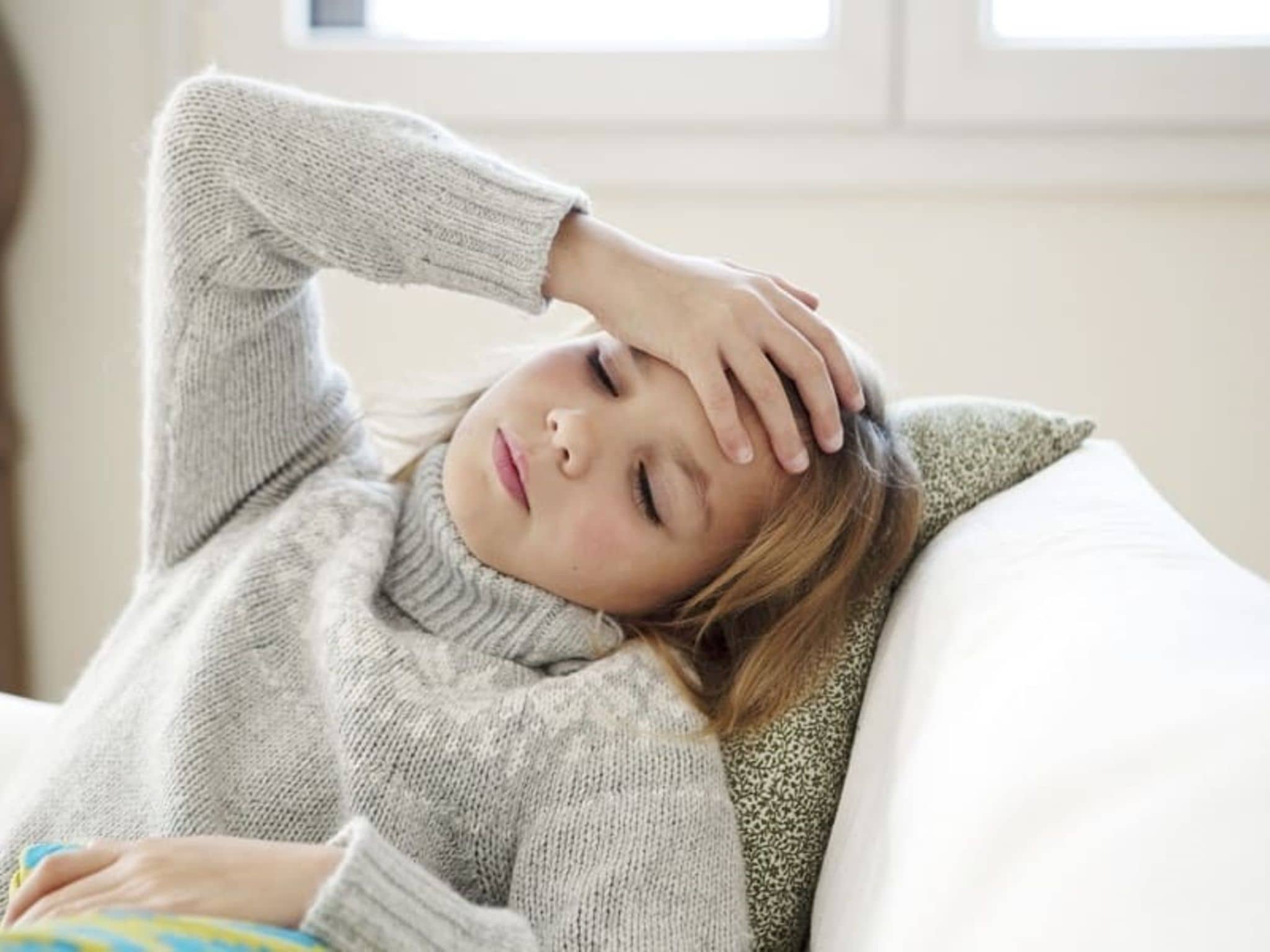 Schwindel in der Pubertät: Ein Mädchen fühlt sich unwohl.