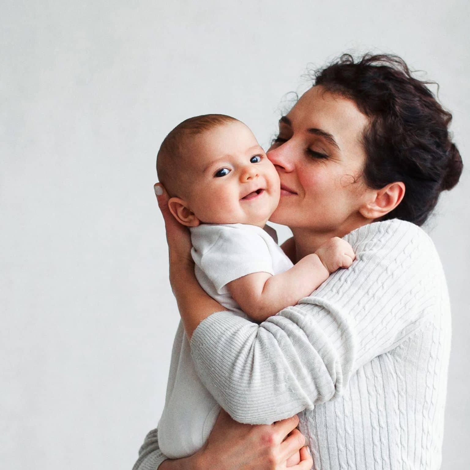 Eine Mutter hält ihr Baby auf dem Arm.
