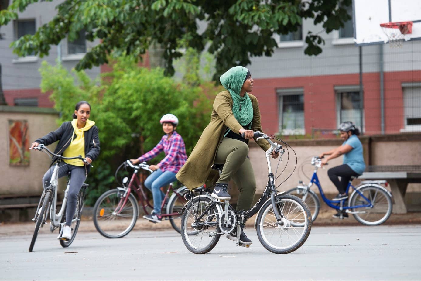 Bild: Jugendliche auf Fahrrädern, die im Kreis fahren. 1. Platz Hessen 2024