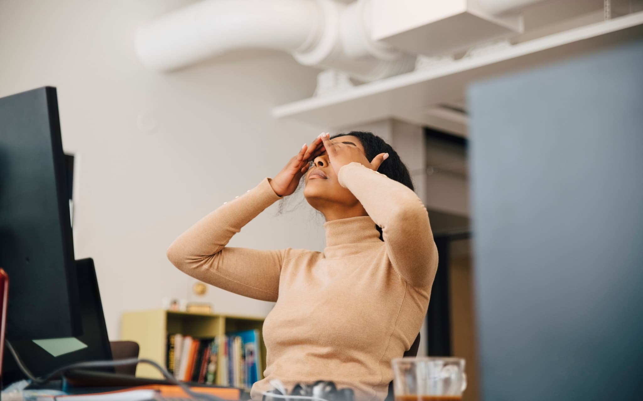 Eisenmangel: Frau am Bildschirm reibt sich die Augen und ist müde und erschöpft.