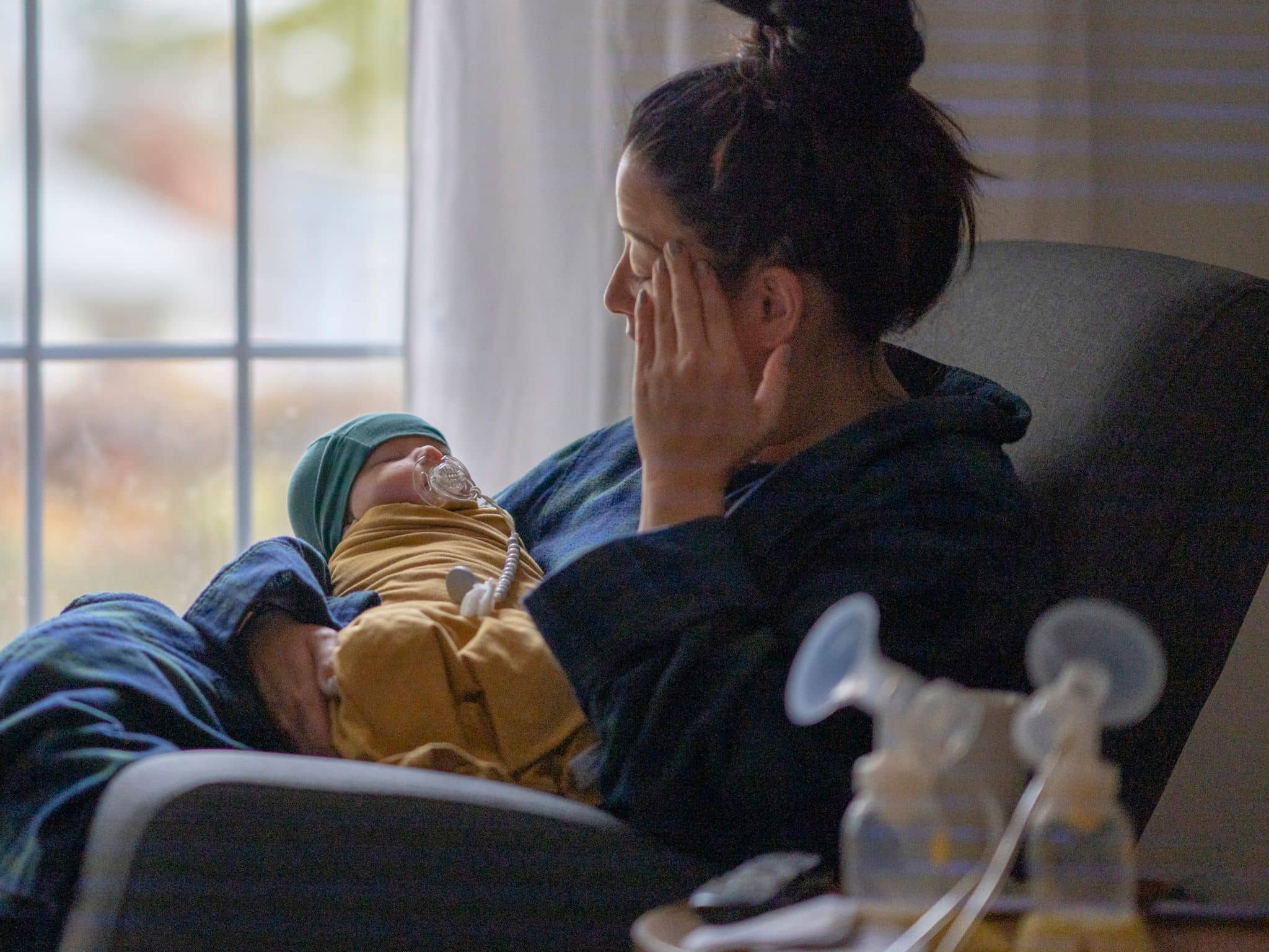 Symbolbild Smart-e-Moms: eine Frau mit Wochenbettdepressionen hält ihr Baby