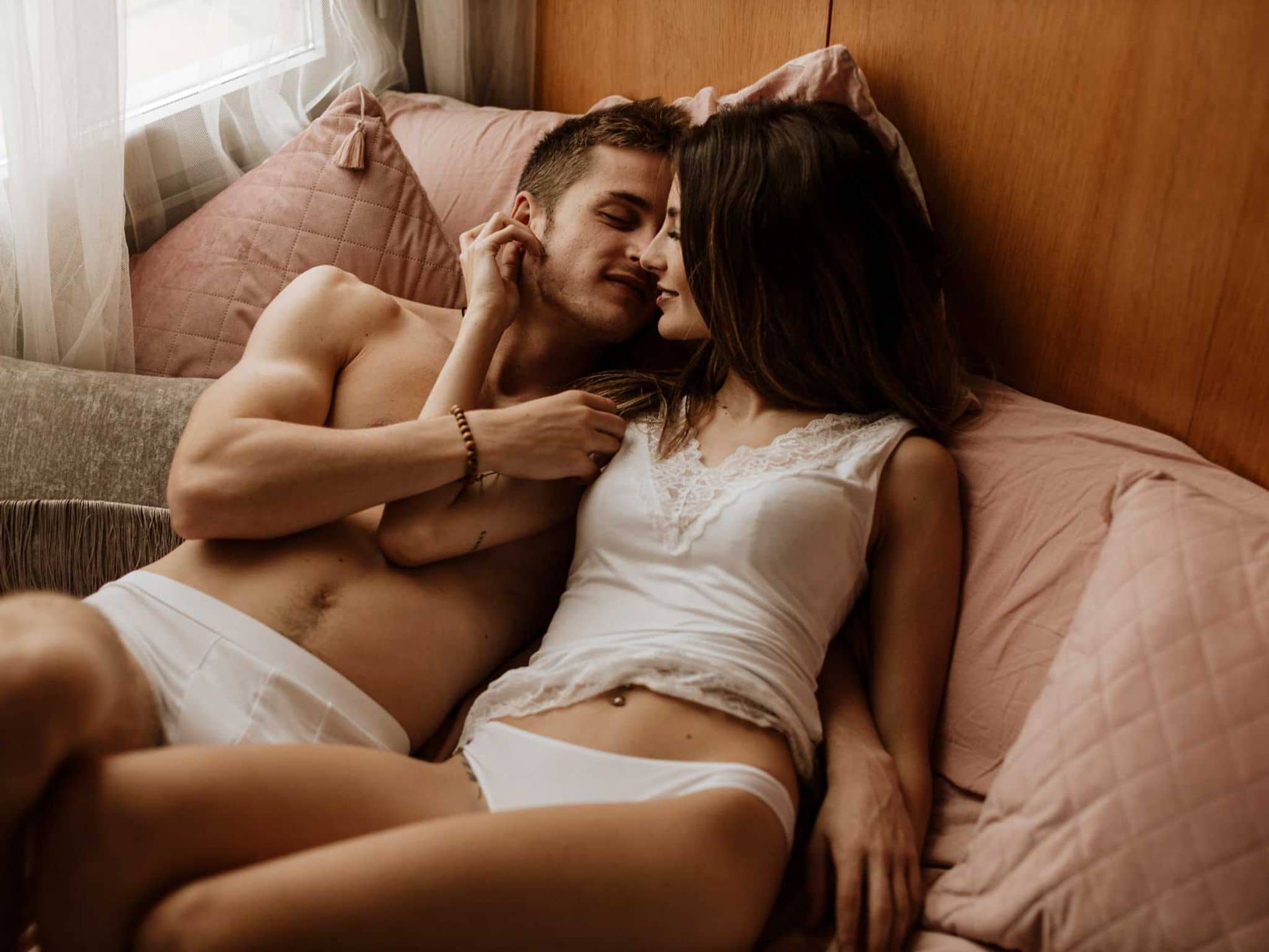 Symbolbild Feigwarzen: Junges Paar im Bett