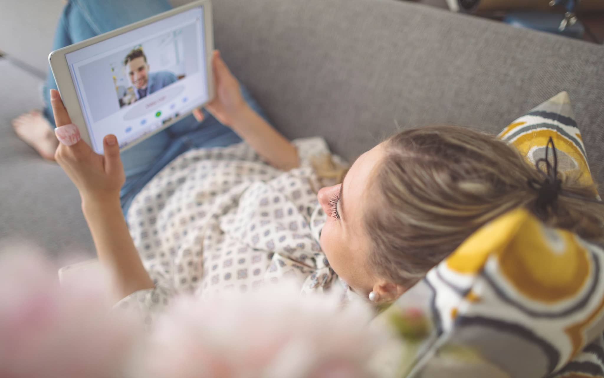 Liebe auf Distanz: Eine junge Frau spricht per Tablet mit ihrem Partner