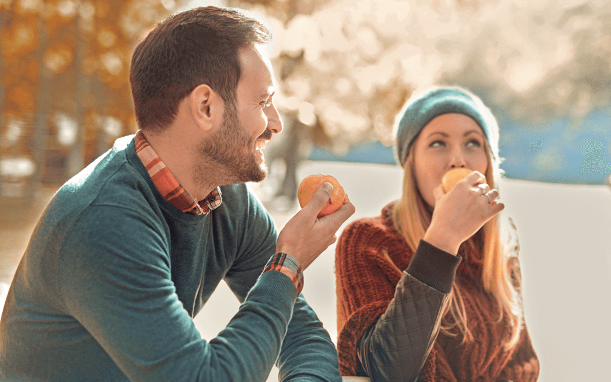 Bild: Mann-Frau essen-Apfel