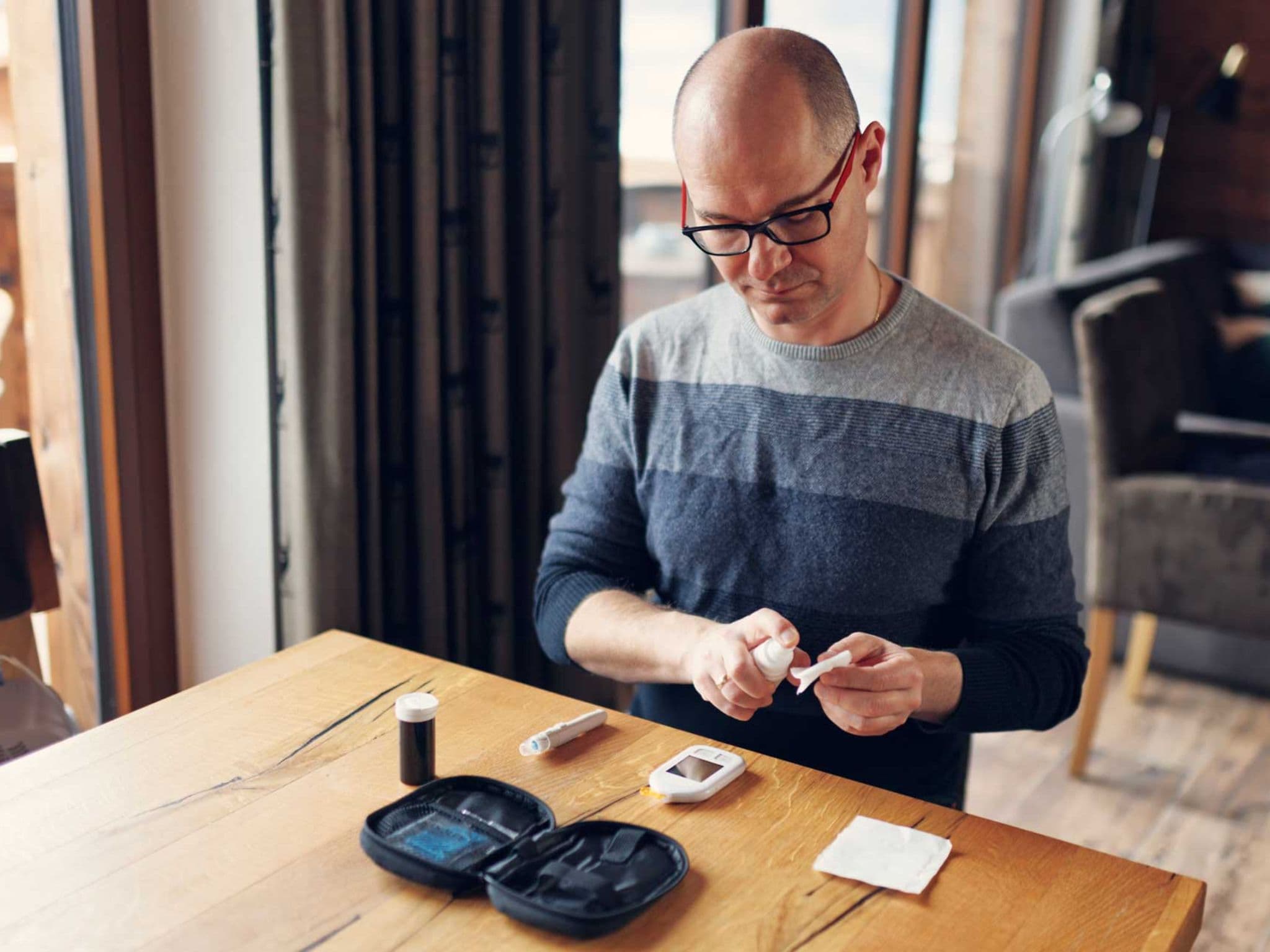 Symbolbild Stoffwechselentgleisung: Mann misst seinen Zuckerwert