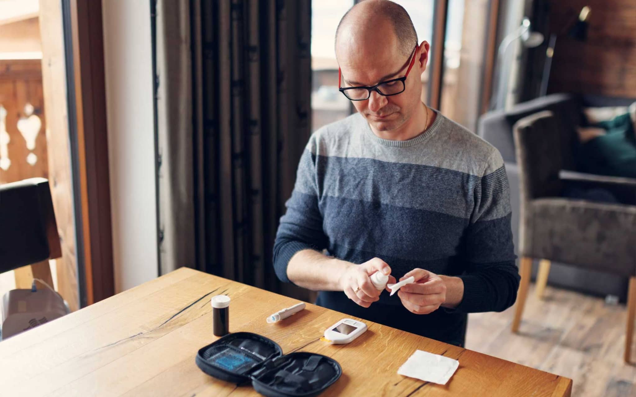 Symbolbild Stoffwechselentgleisung: Mann misst seinen Zuckerwert