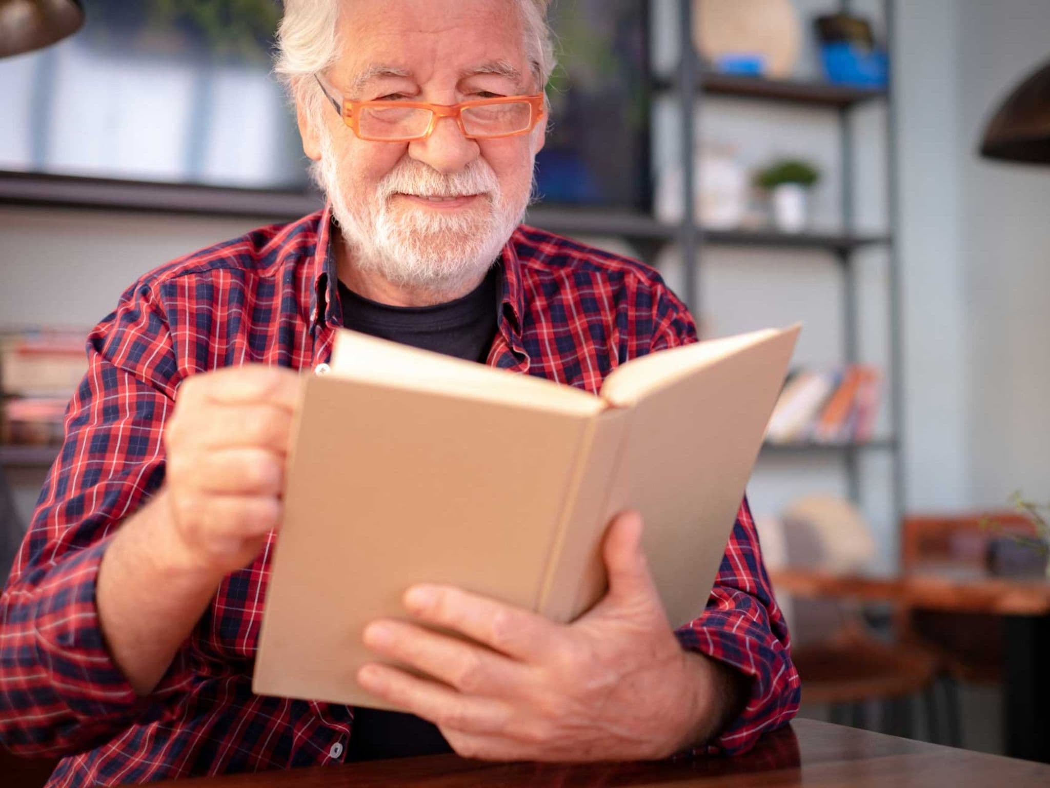 Symbolbild diabetische Augenerkrankung: Älterer Mann liest ein Buch