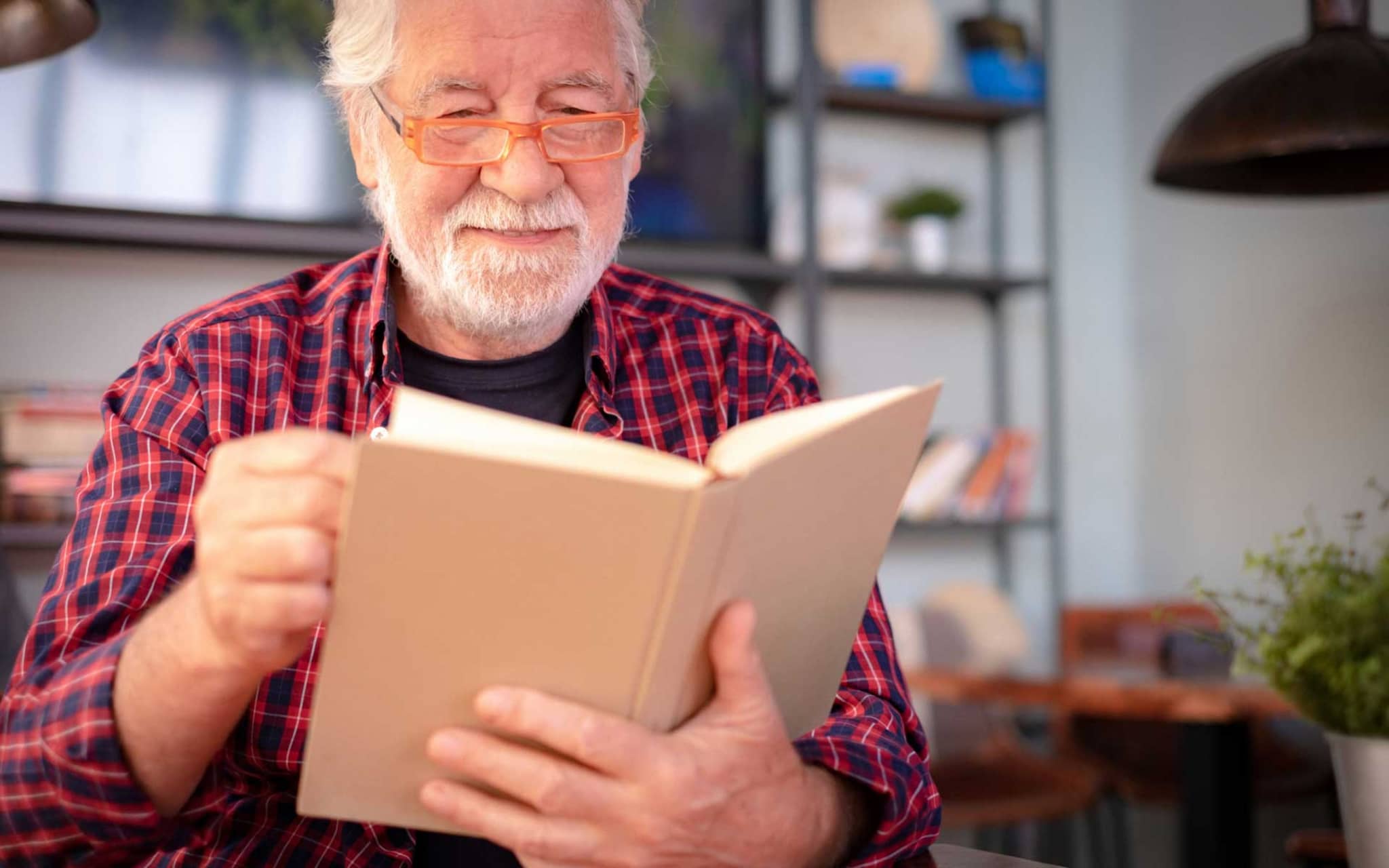 Symbolbild diabetische Augenerkrankung: Älterer Mann liest ein Buch