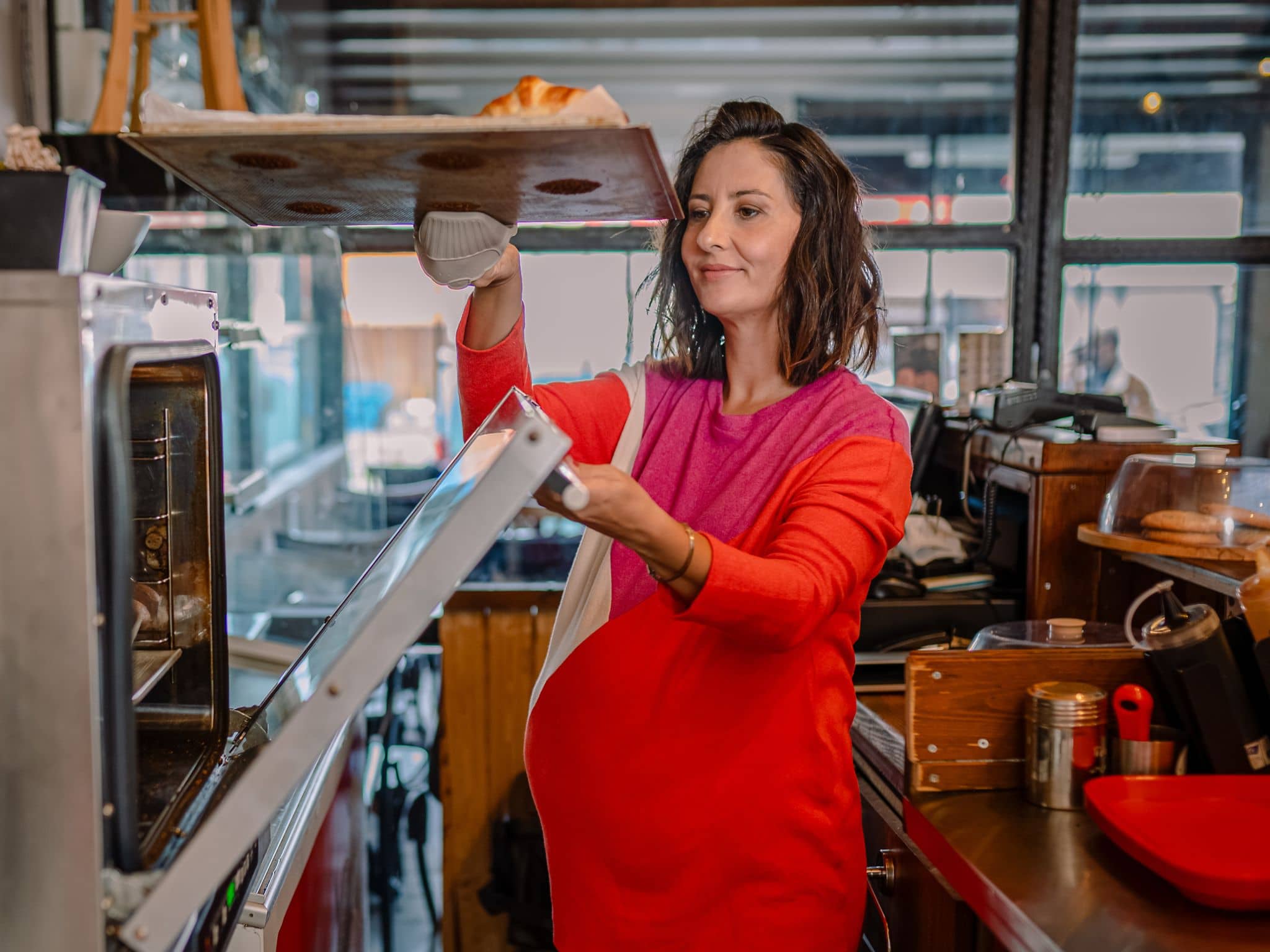 Beschäftigungsverbot: Schwangere arbeitet in der Gastronomie.