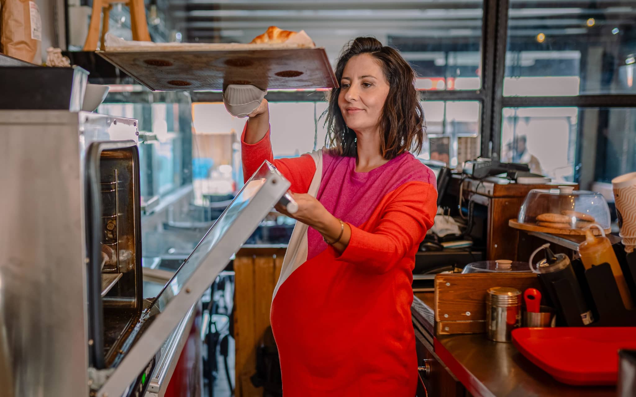 Beschäftigungsverbot: Schwangere arbeitet in der Gastronomie.