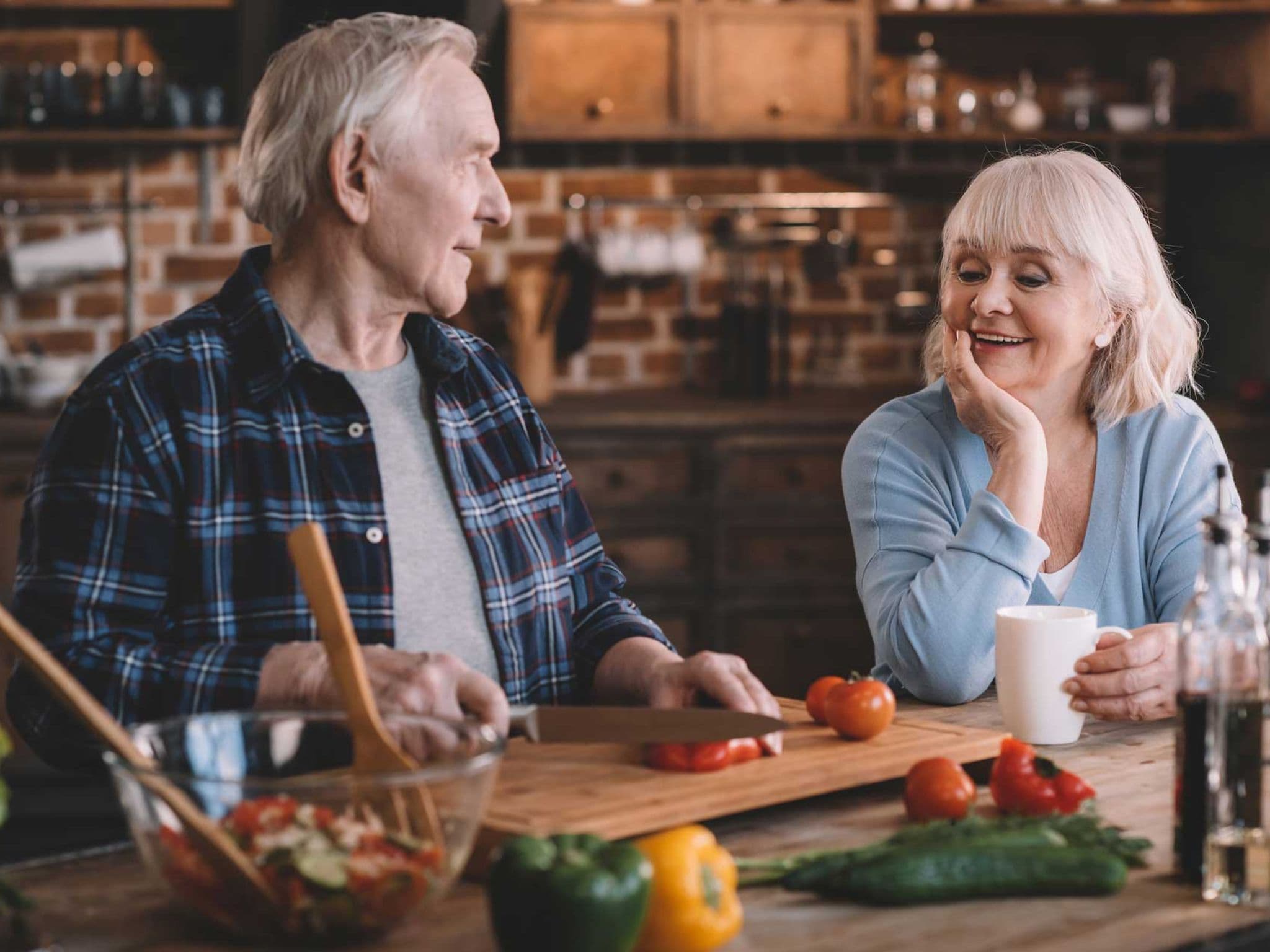 Symbolbild Diabetes und Ernährung: Älteres Paar kocht gemeinsam