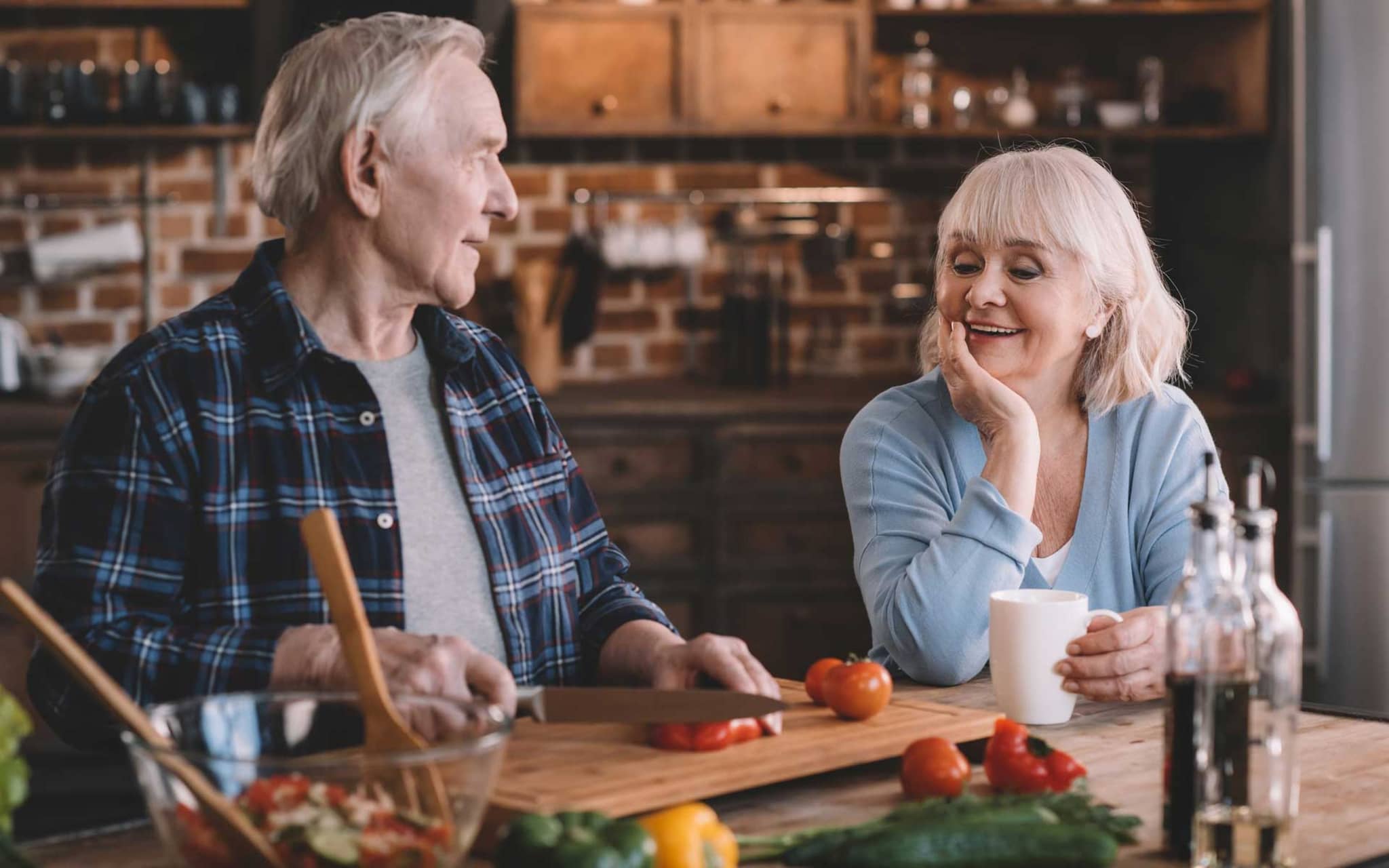 Symbolbild Diabetes und Ernährung: Älteres Paar kocht gemeinsam