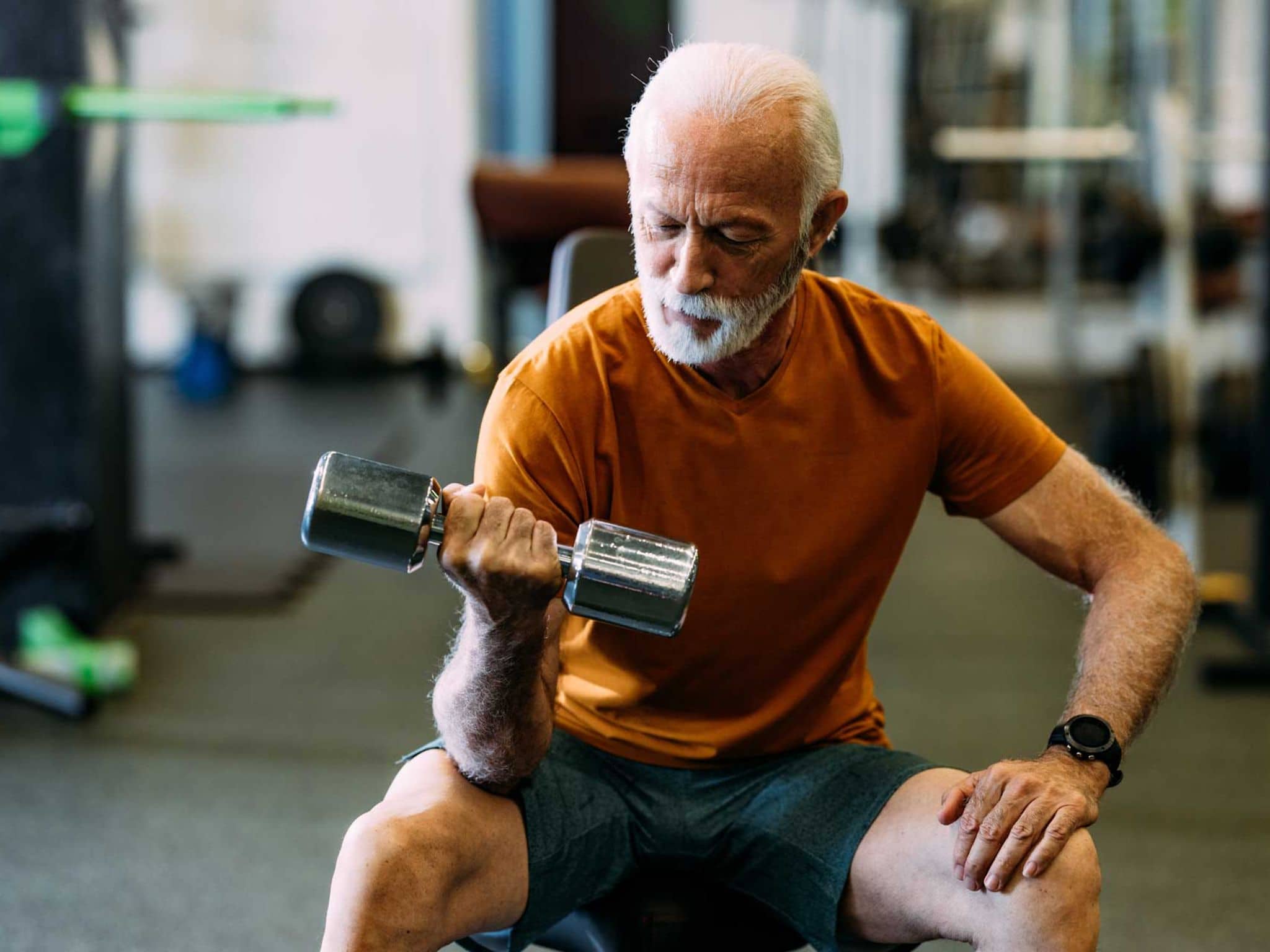 Symbolbild Diabetes und Bluthochdruck: Älterer Mann beim Krafttraining
