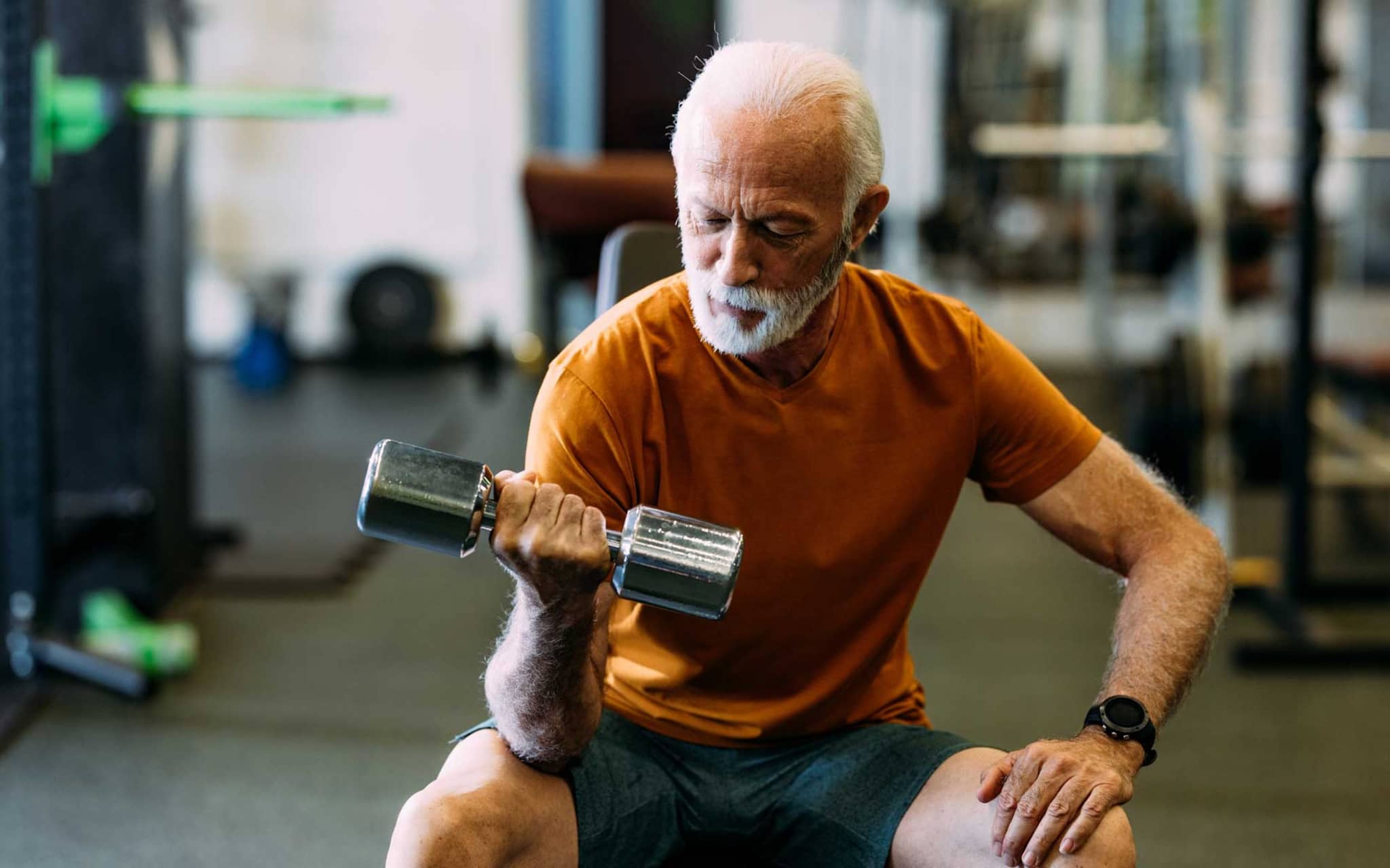 Symbolbild Diabetes und Bluthochdruck: Älterer Mann beim Krafttraining