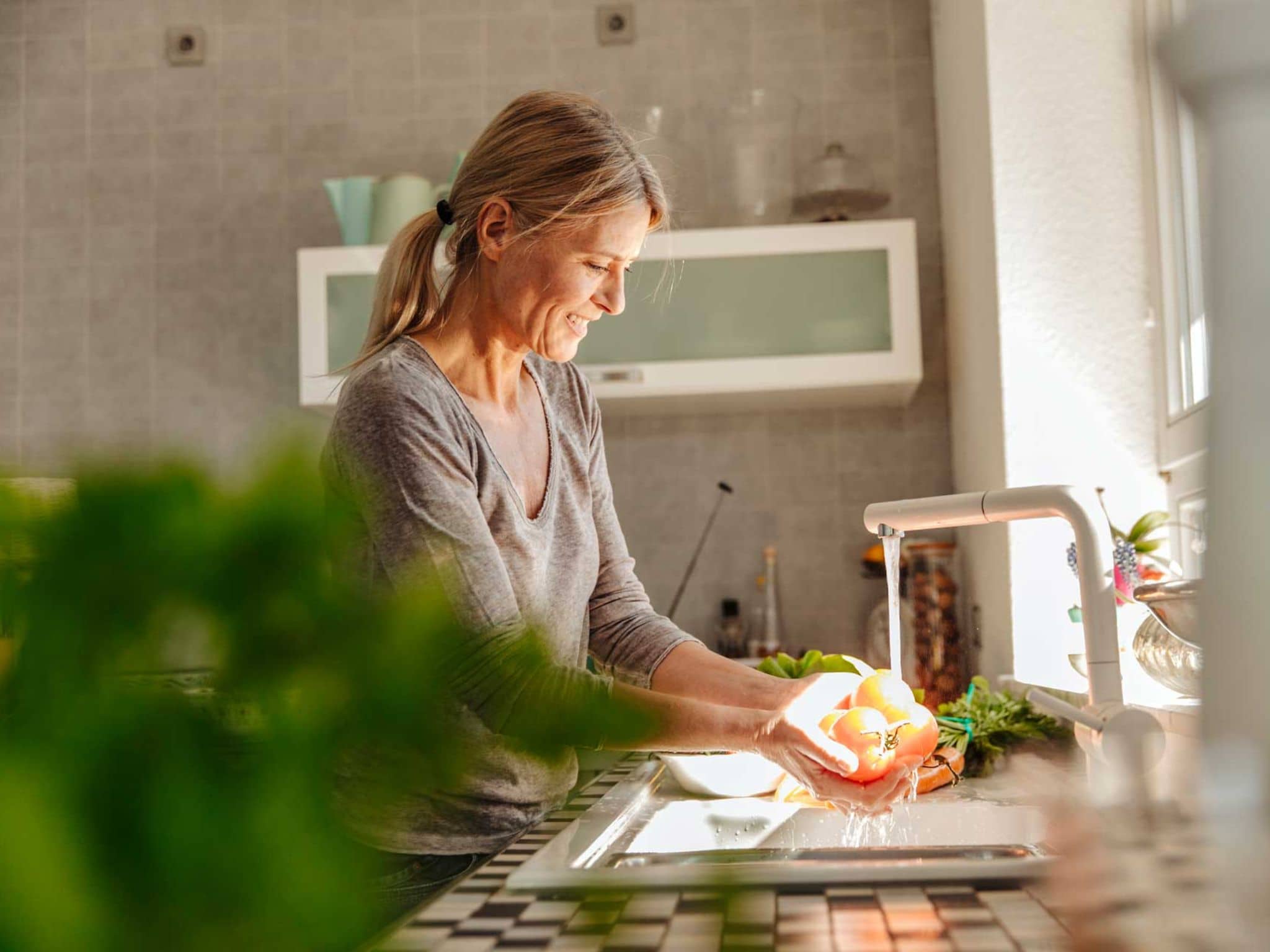 Symbolbild HbA1c-Wert: Frau wäscht Gemüse
