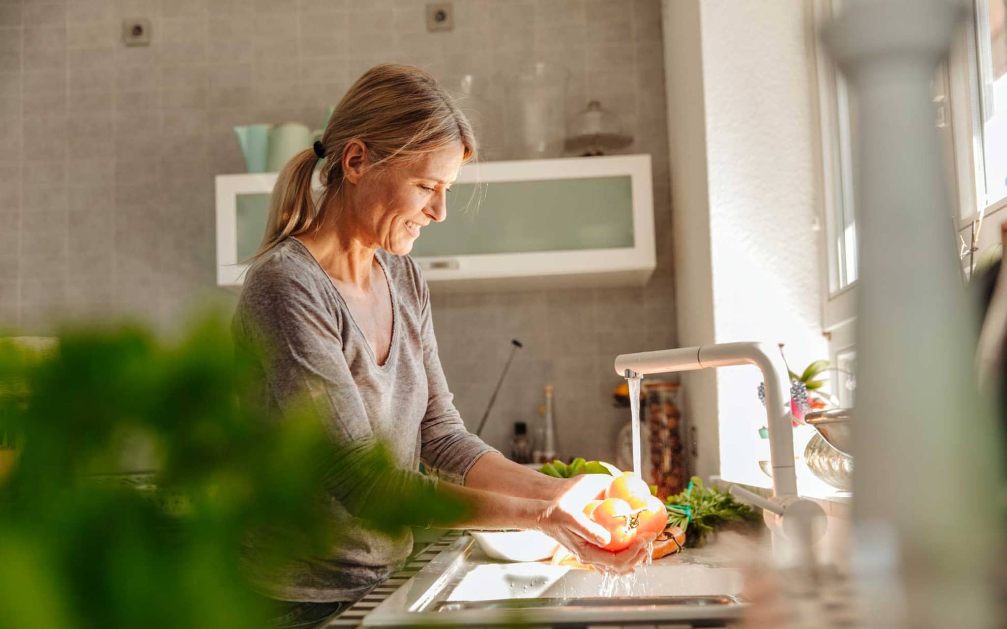 Symbolbild HbA1c-Wert: Frau wäscht Gemüse
