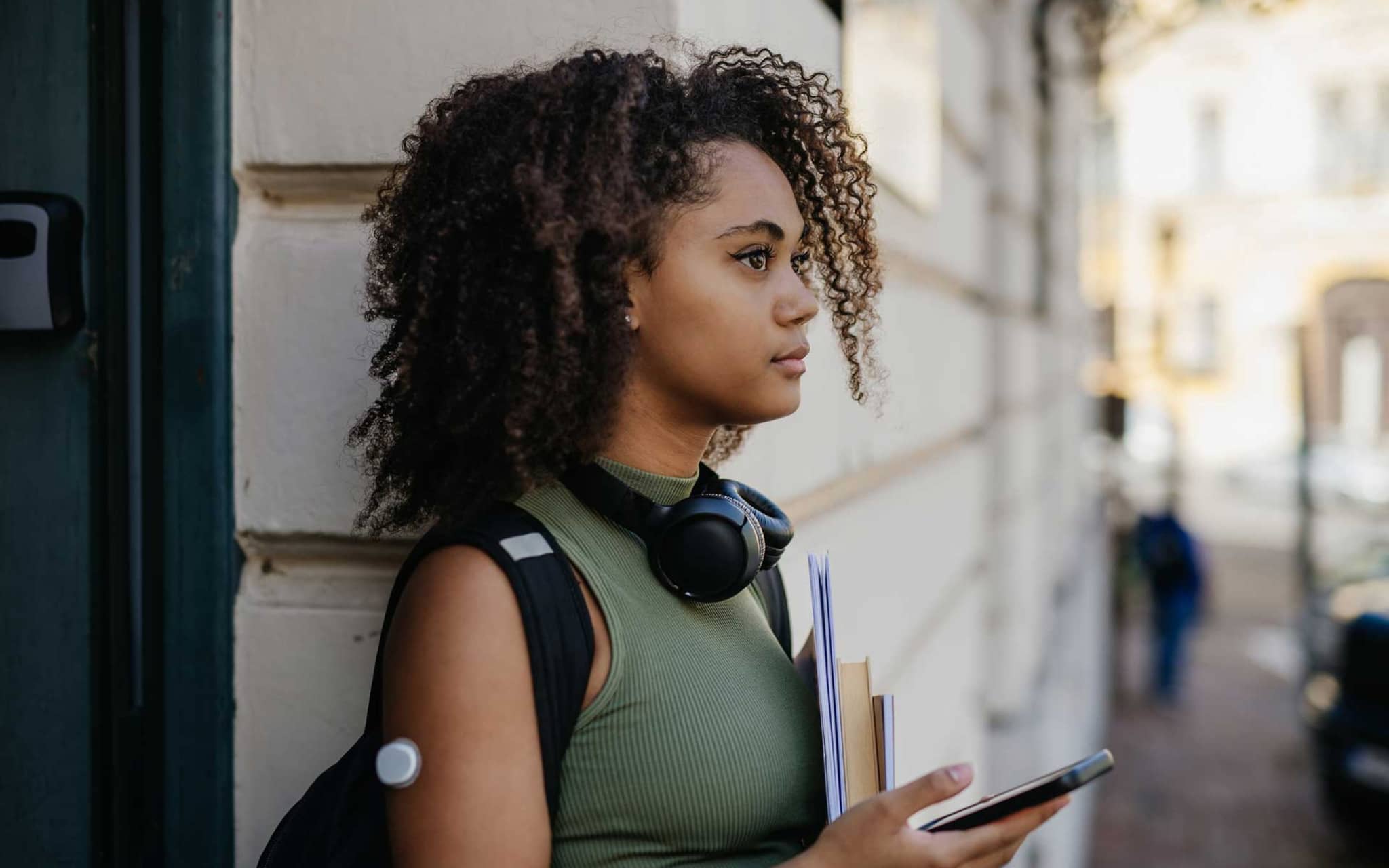 Symbolbild Diabetes Typ1: Junge Frau mit Sensor am Arm