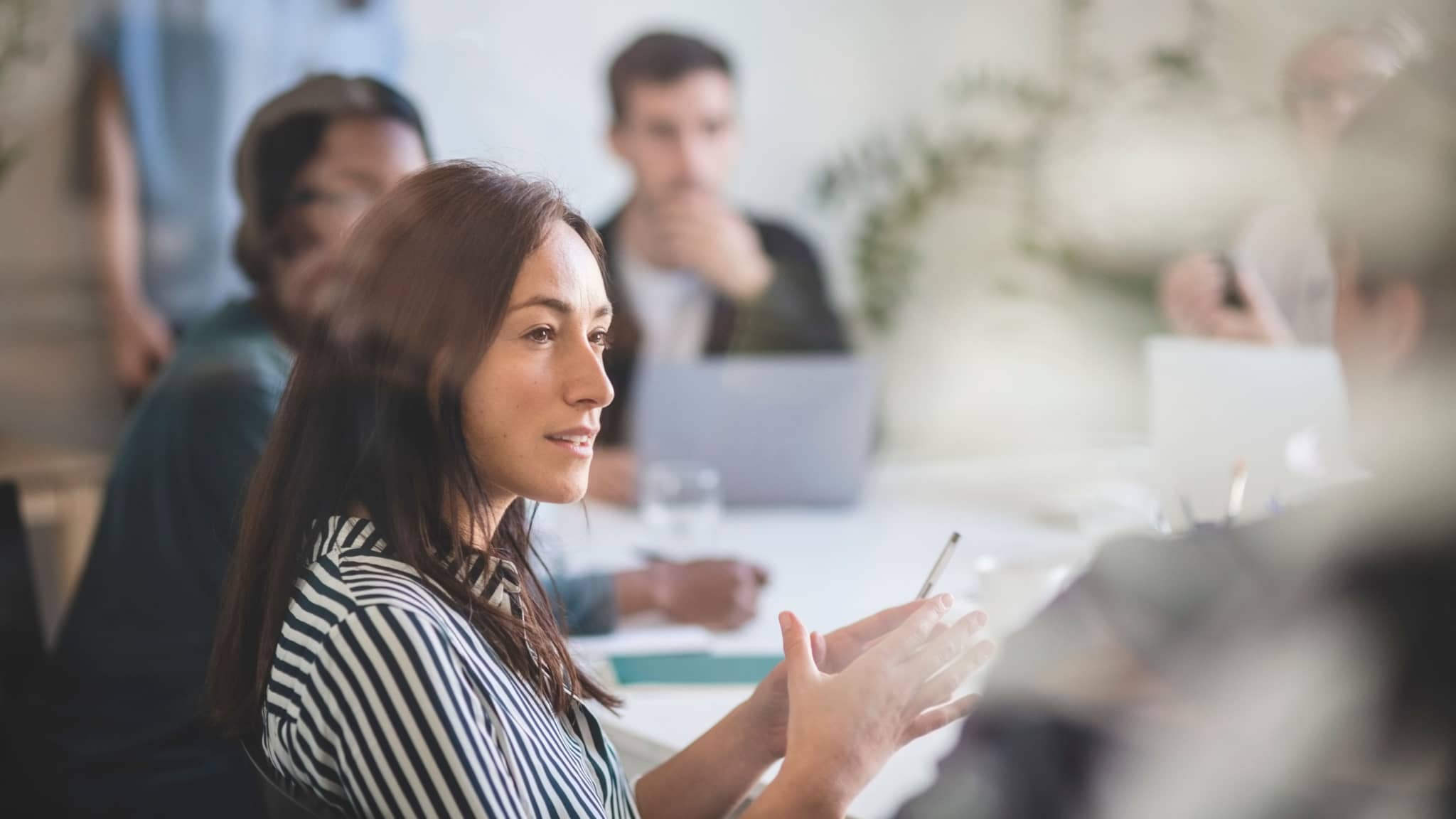 Zdjęcie: Kobieta w rozmowie z kolegami.