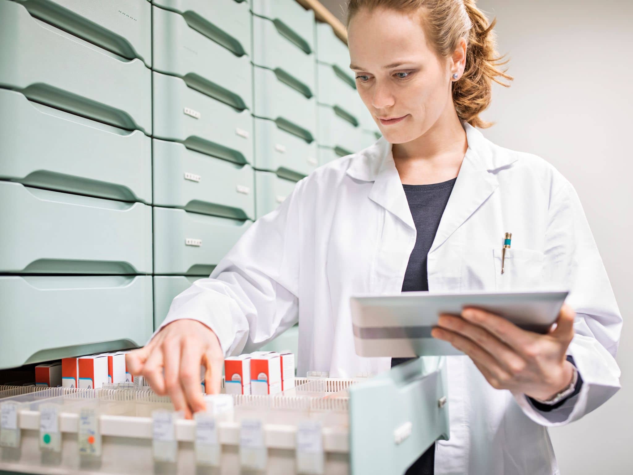 Bild: Apothekerin sucht nach einem verschriebenen Medikament.