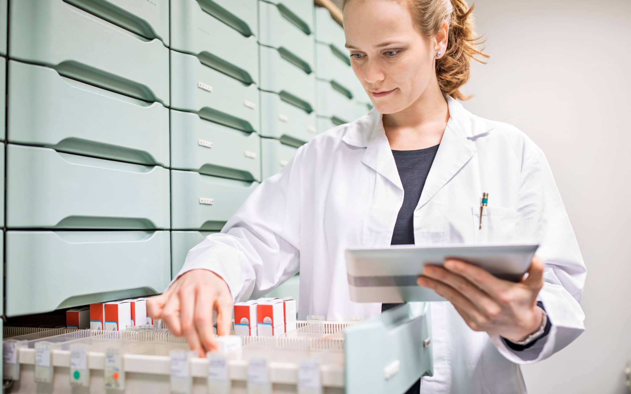 Bild: Apothekerin sucht nach einem verschriebenen Medikament.