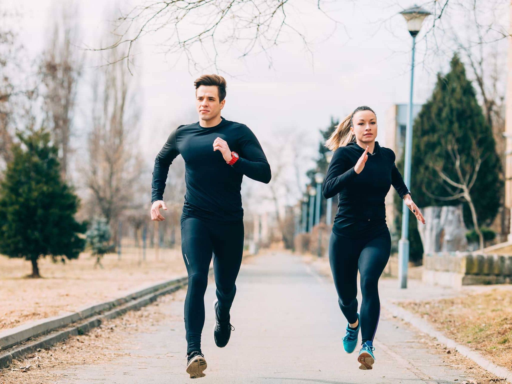 Symbolbild Laktat: Läuferin und Läufer im Sprint