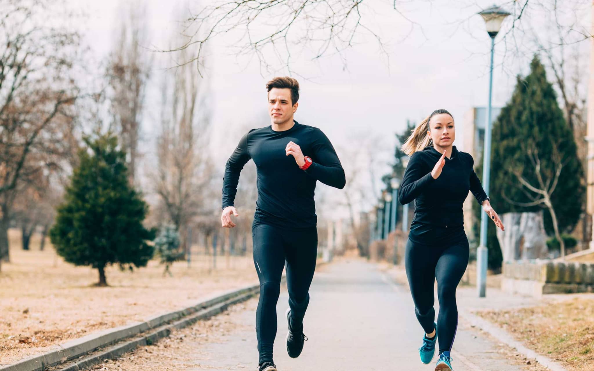 Symbolbild Laktat: Läuferin und Läufer im Sprint