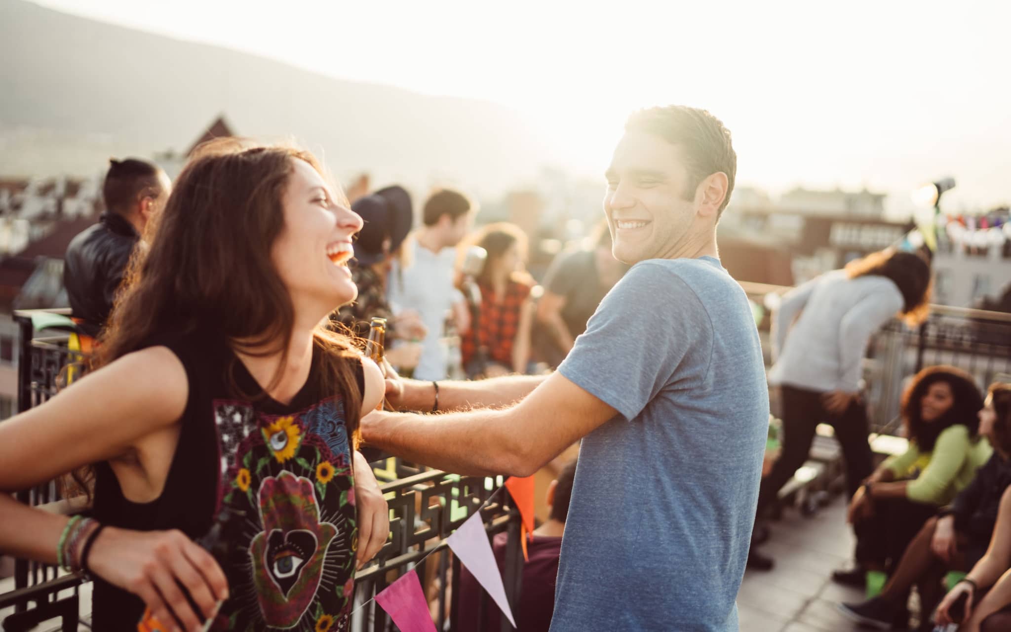 Symbolbild Fremdverliebt: Eine junge Frau und ein junger Mann flirten auf einem Festival