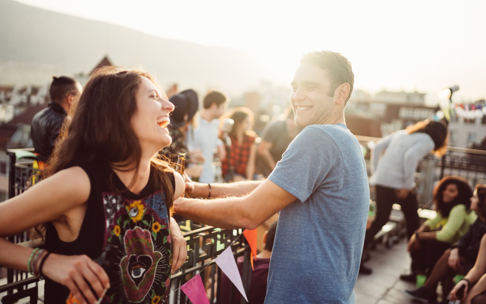 Symbolbild Fremdverliebt: Eine junge Frau und ein junger Mann flirten auf einem Festival
