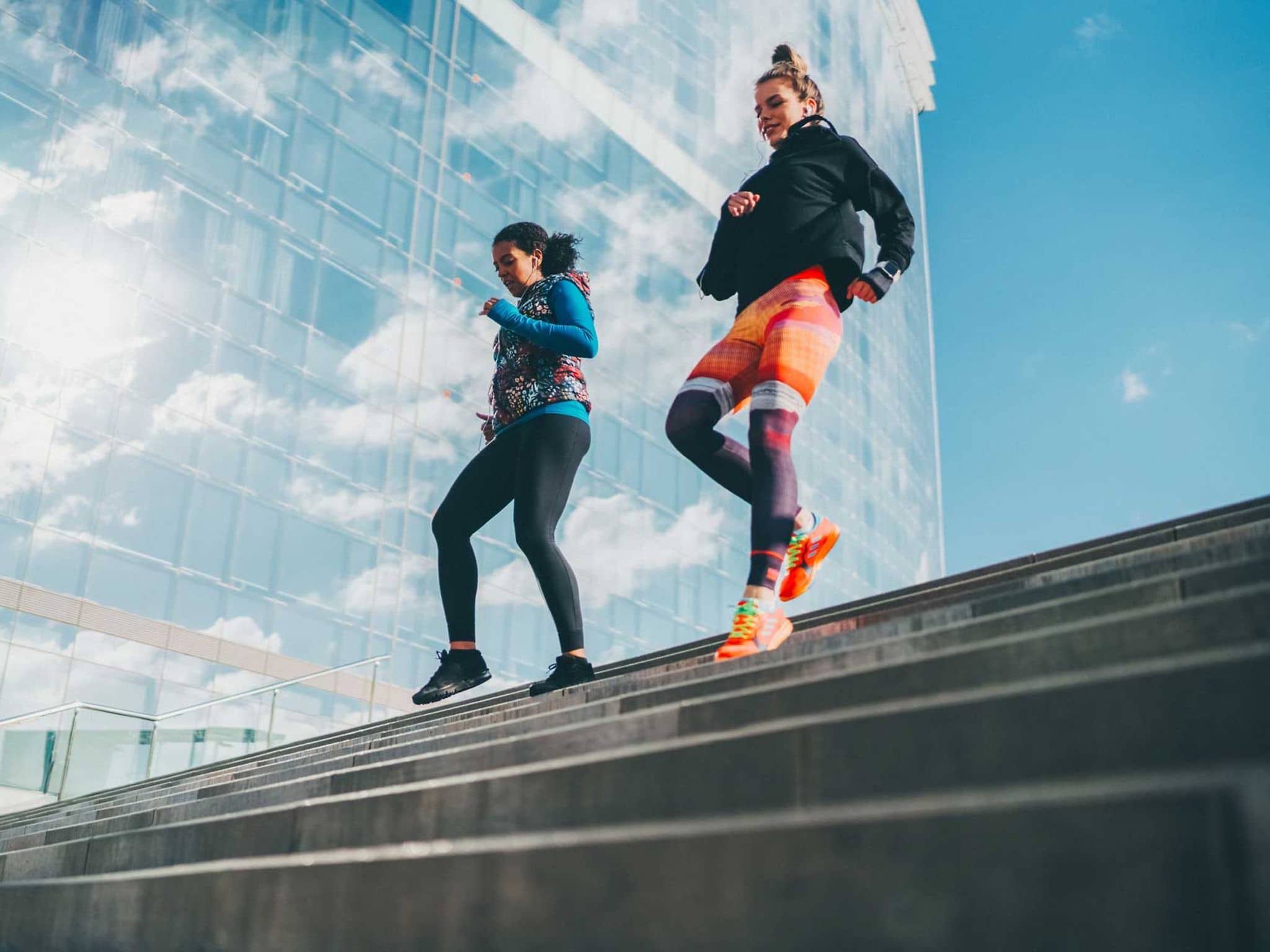 Symbolbild Ermuedungsbruch: Zwei Läuferinnen auf einer Treppe