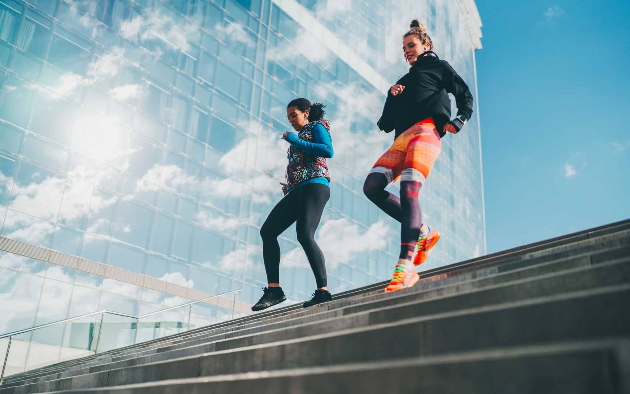 Symbolbild Ermuedungsbruch: Zwei Läuferinnen auf einer Treppe